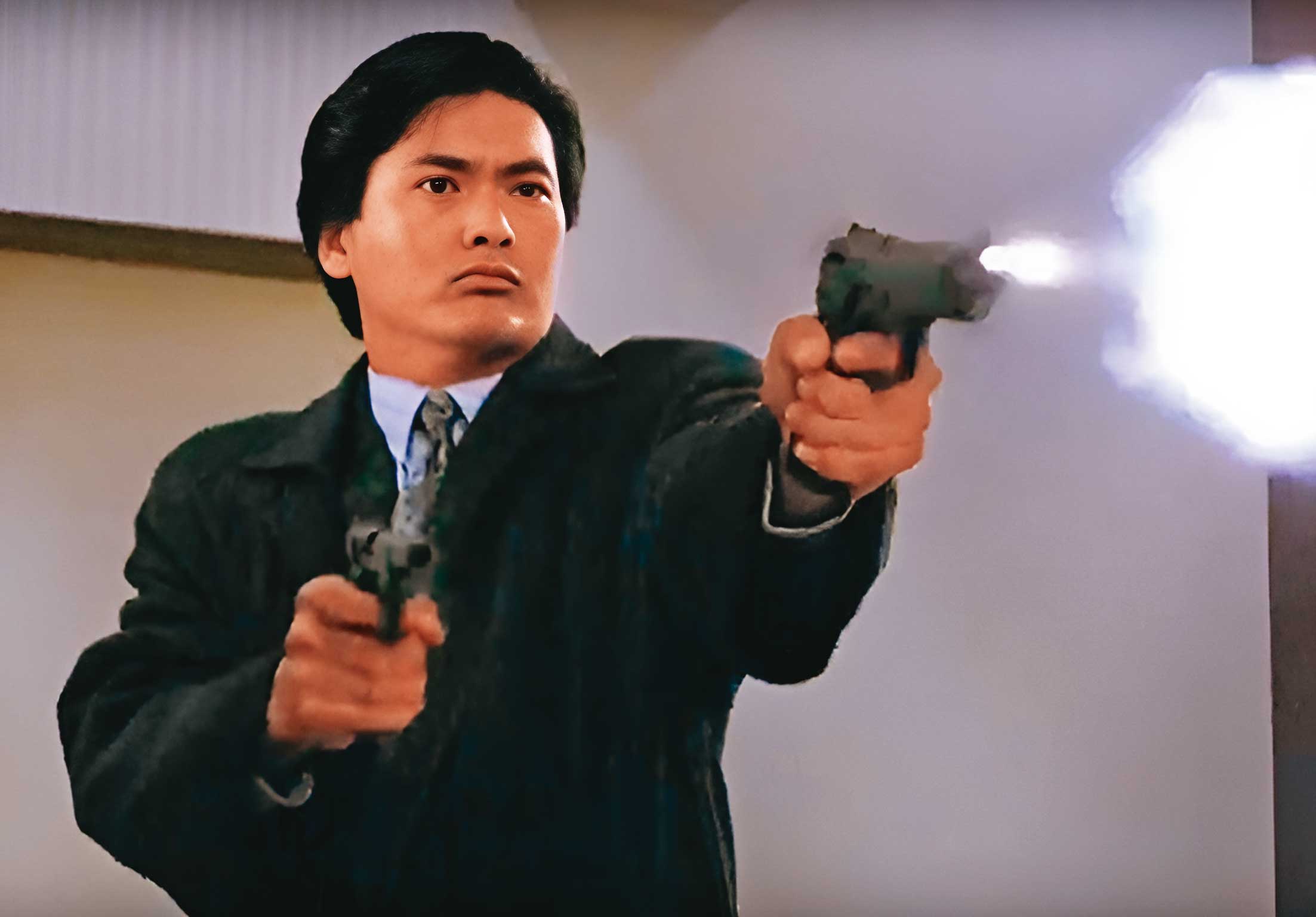 ↑楊瑞和愛穿風衣、持雙槍，與周潤發演的小馬哥（圖）雷同。（翻攝《英雄本色》