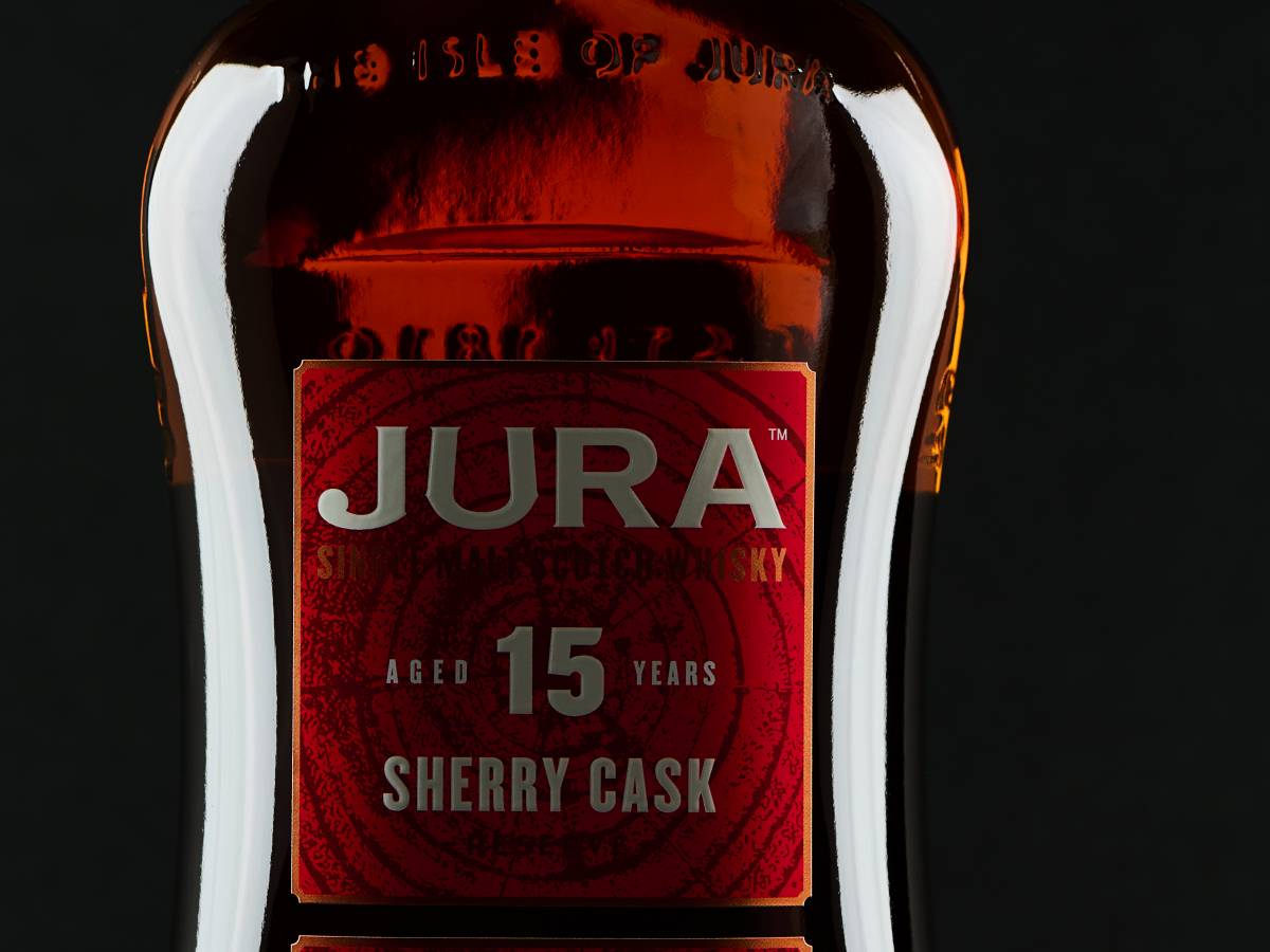 吉拉威士忌最獨特就是其曲線瓶身，還有細緻明亮的酒液。而這瓶吉拉雪莉15年，還是一款專為台灣市場打造的威士忌，不僅展現了吉拉酒廠的精湛工藝，更承載著對台灣威士忌愛好者的深情厚誼。