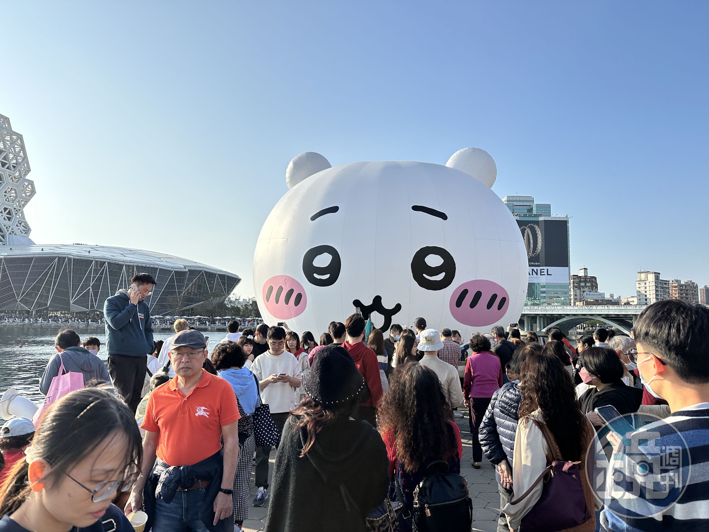 高雄光榮碼頭附近的愛河灣飄著巨大的吉伊卡哇，吸引無數遊客朝聖。