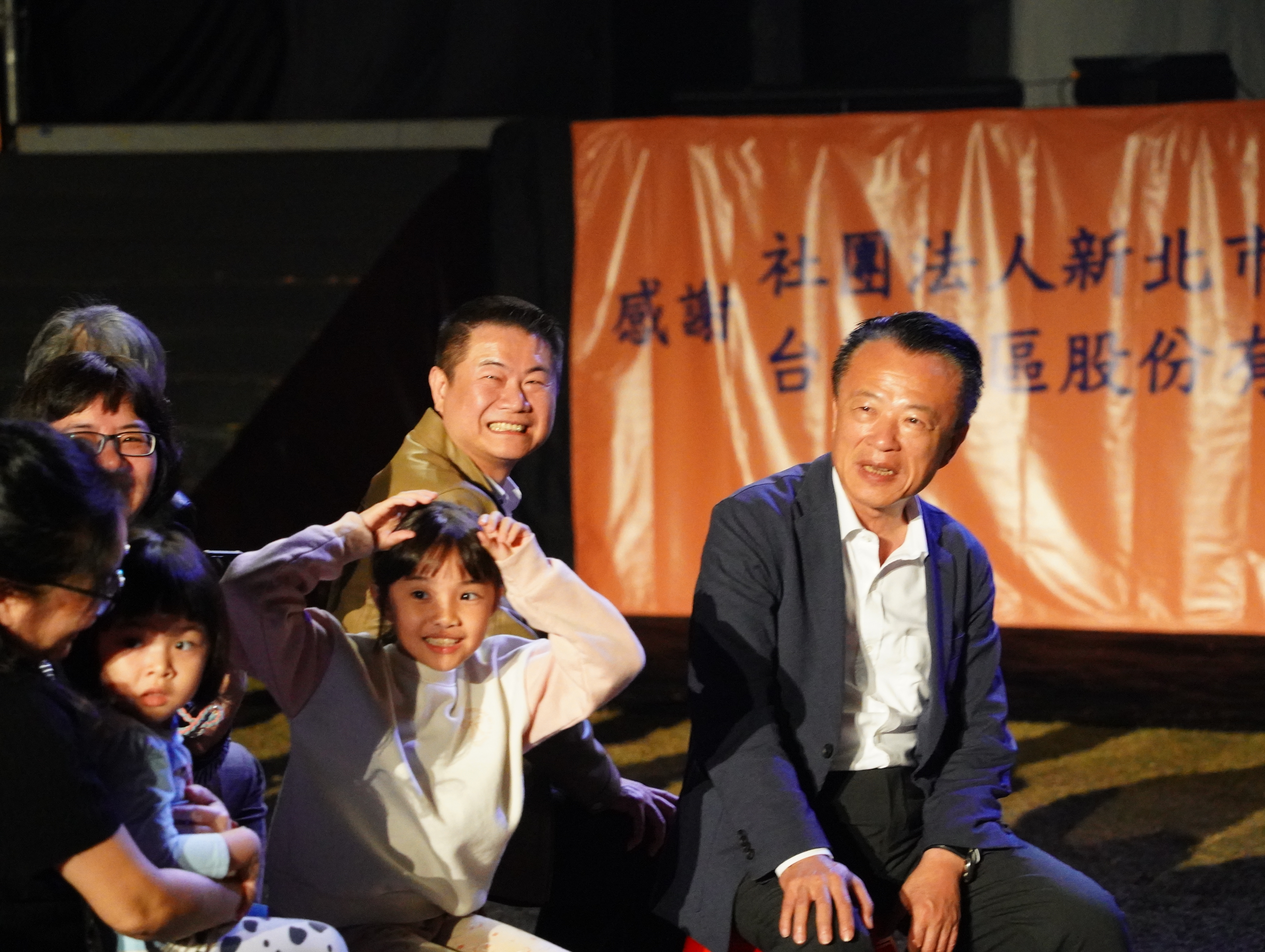 嘉義縣長翁章梁長期力挺紙風車，用行動支持一個「為孩子而生」的劇團。（紙風車劇團提供）