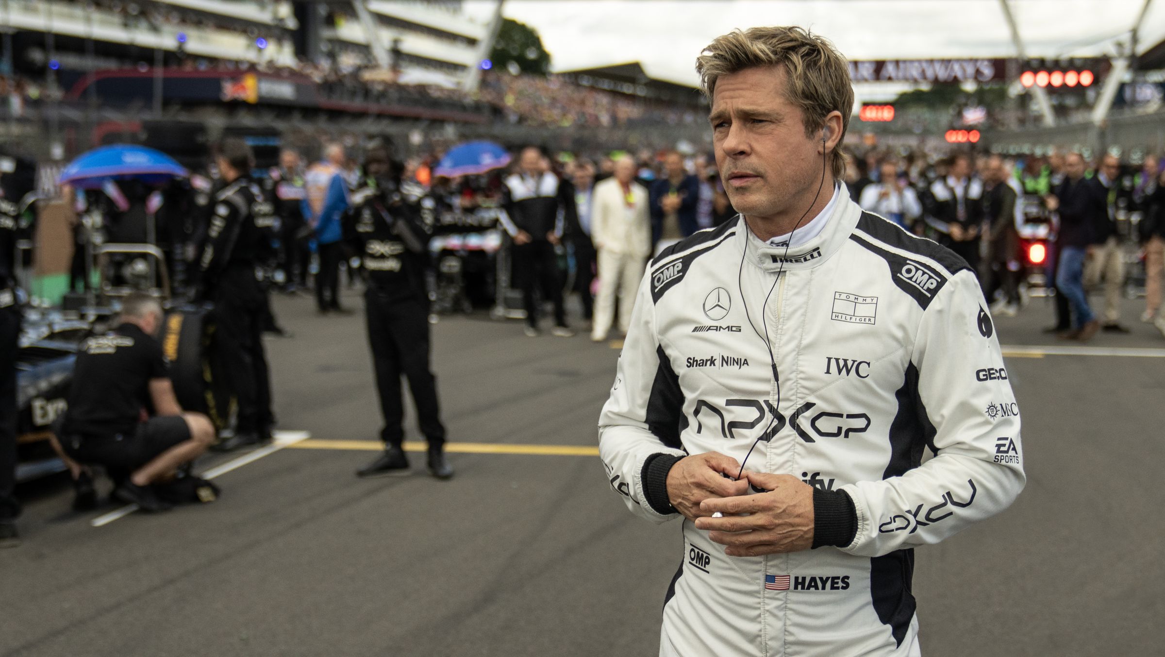 布萊德彼特主演的《F1電影》在世界各地知名F1賽車場跑道實際取景。(華納兄弟提供)
