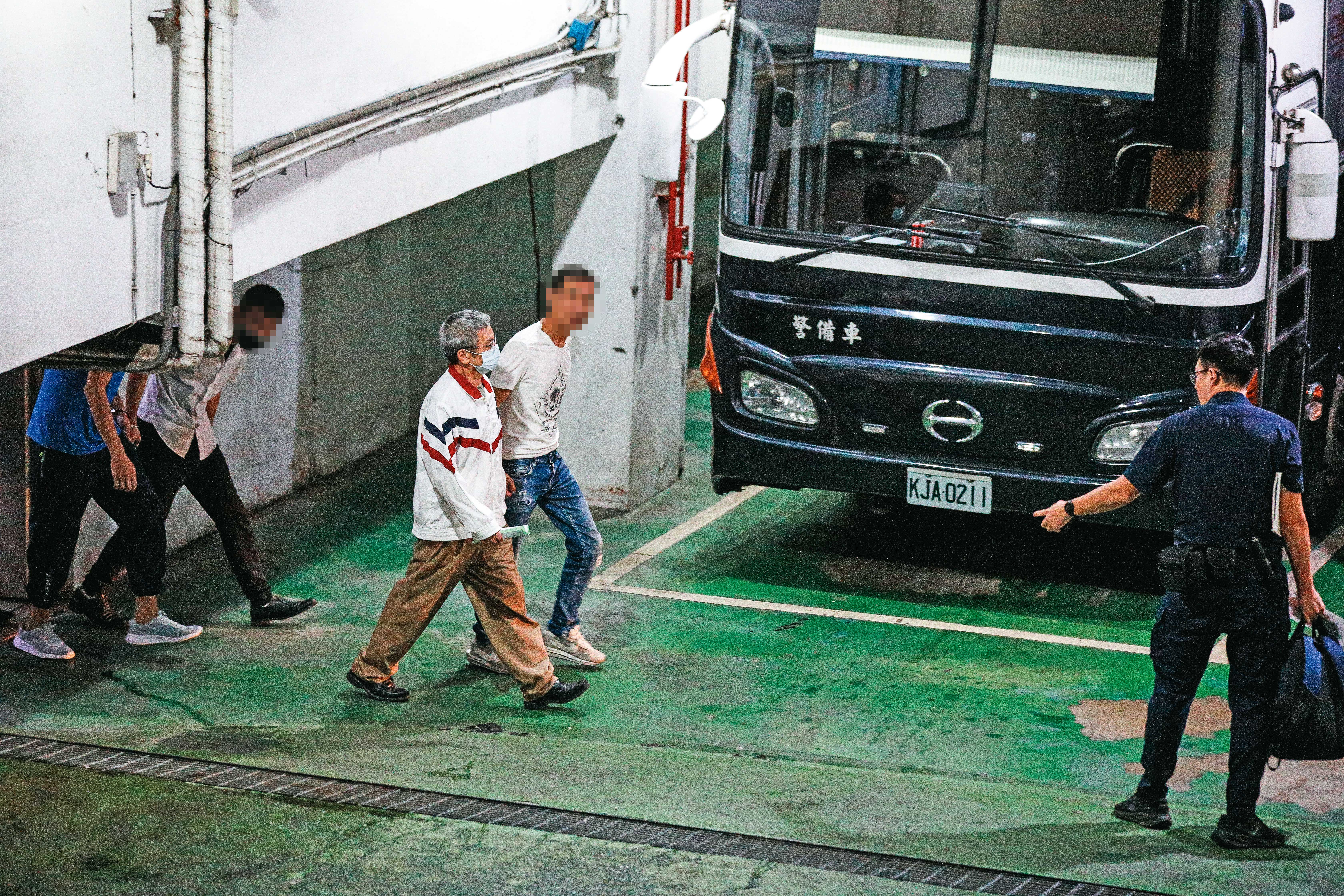 李文宗遭羈押禁見，步上囚車。