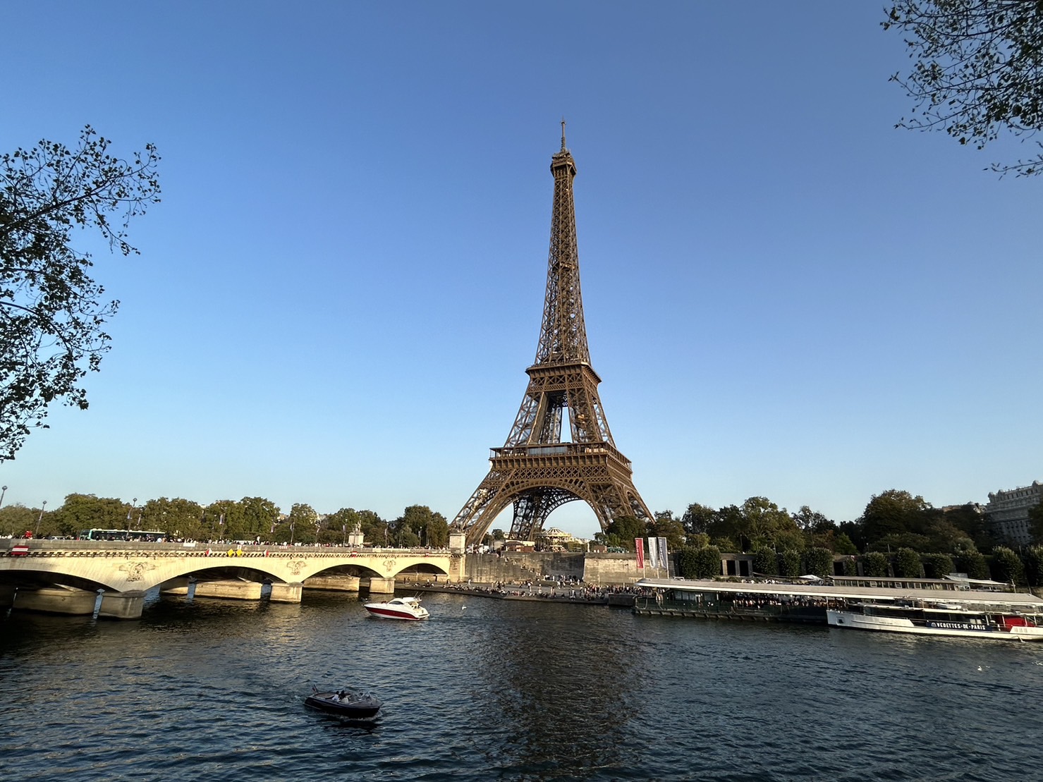 艾菲爾鐵塔是巴黎的知名景點。