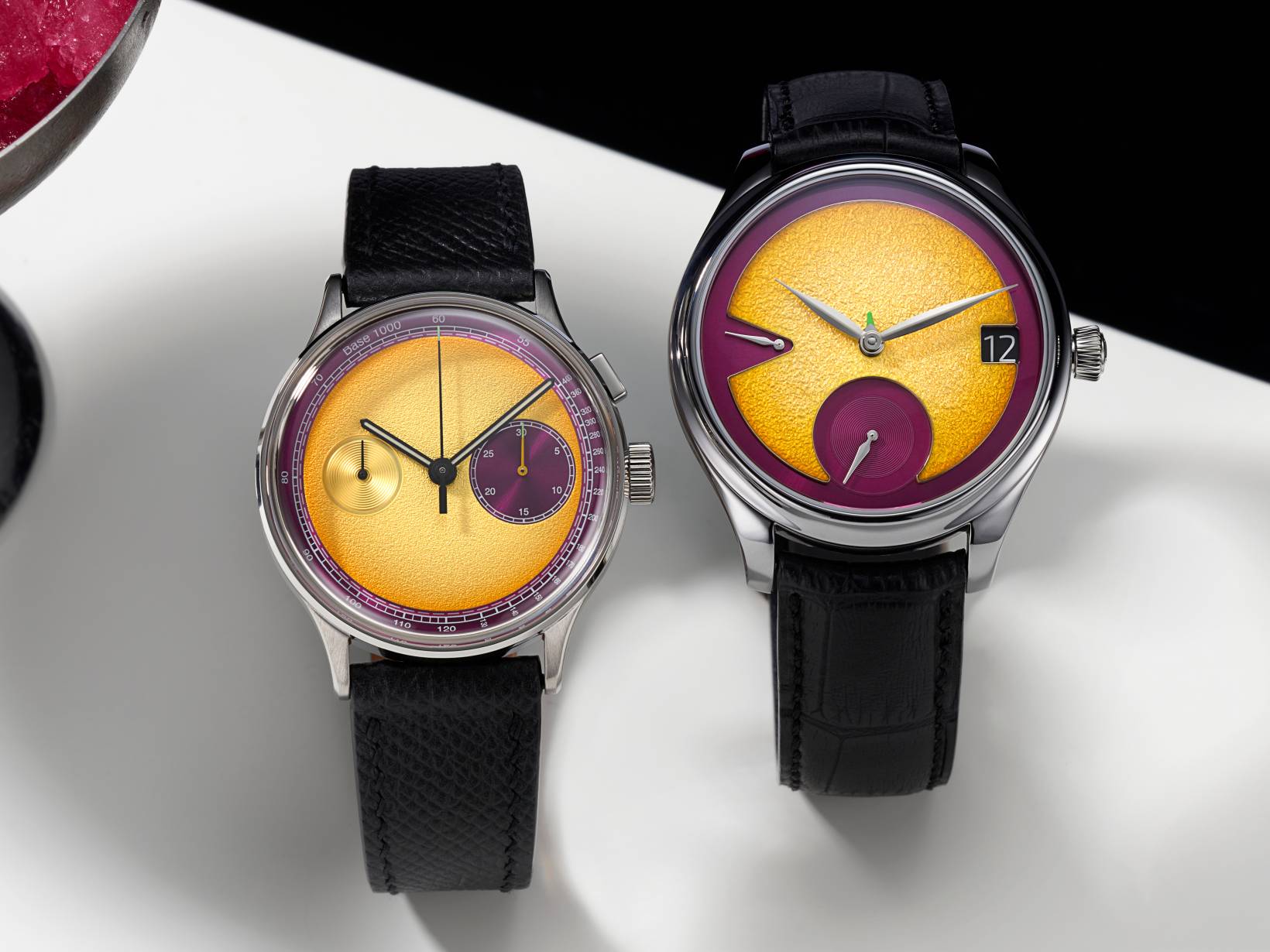 H. MOSER & CIE x STUDIO UNDERD0G Passion Fruit Watches 以頂級製錶、產量稀少而著稱的亨利慕時，與英國入門微型品牌跨牌合作，採用Studio Underd0g最具風格化的「水果概念面盤」為設計主軸，採用百香果的黃紫配色，先由Studio Underd0g設計出面盤色澤，亨利慕時再以漆藝與Maracuja 煙燻大明火琺瑯去模擬出相同的色澤，而成為一只昂貴、另一只入門，卻擁有相同概念的套錶組。同時，亨利慕時採用獨家萬年曆結構，而Studio Underd0g採用單按把計時，也都非常有特色。採成套銷售，定價約NT$2,380,000，限量100套。