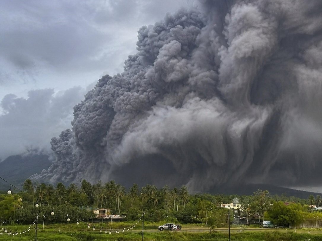 菲律賓呂宋島馬榮火山（Mayon Volcano）近日再度噴發。（翻攝自X@InterestingSci1）
