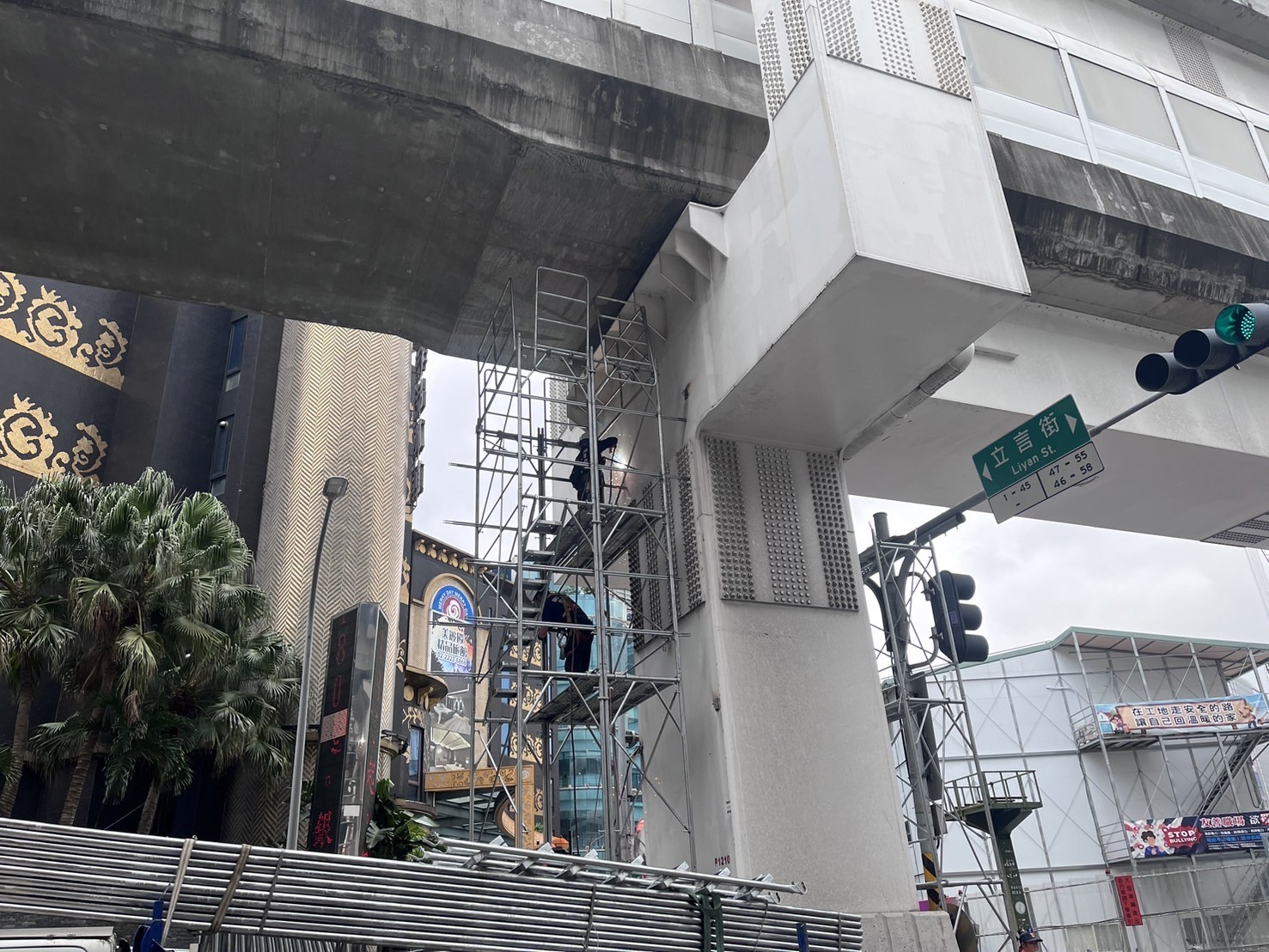 新北捷運局進場搭設施工架作業。（新北捷運局提供）