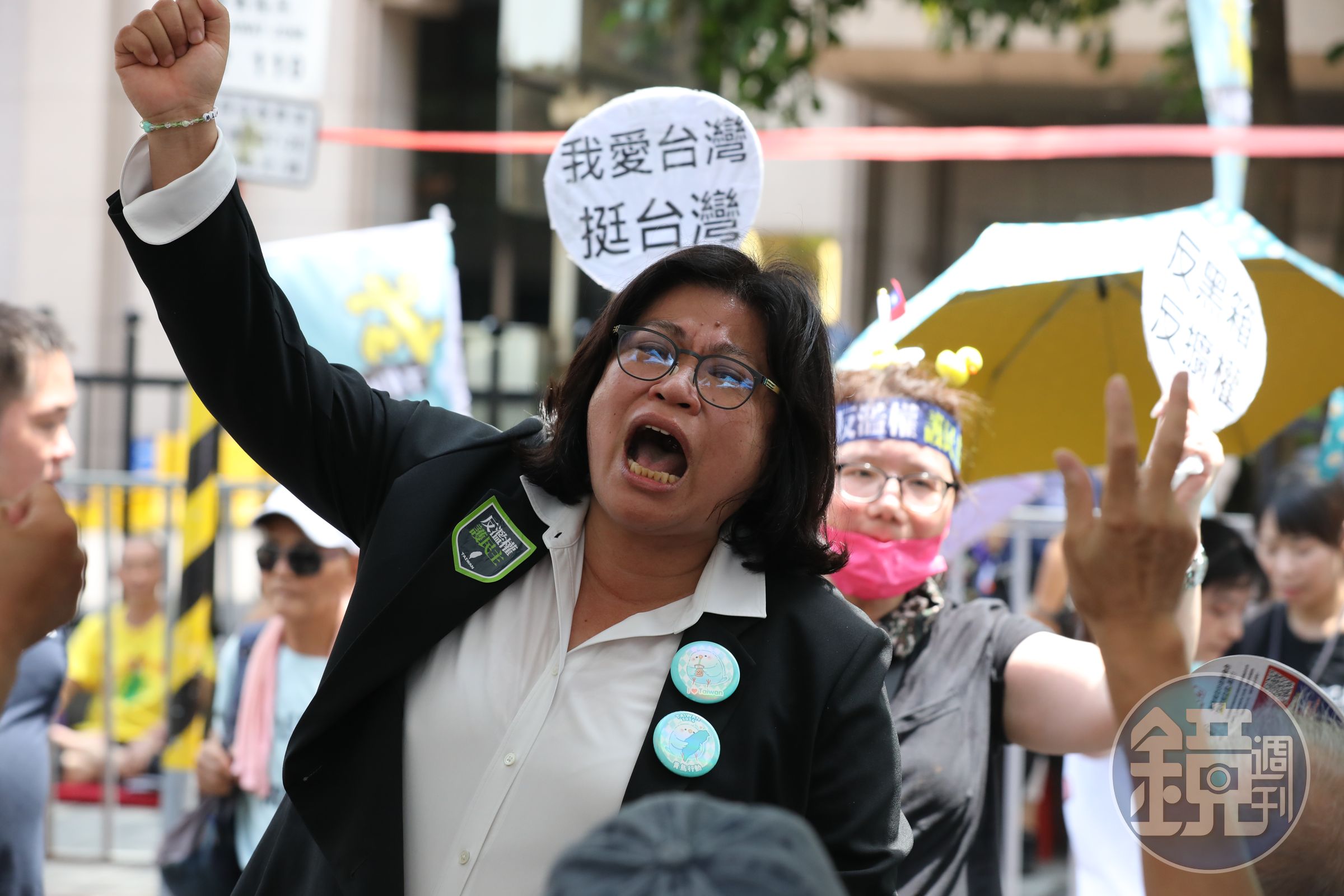 政院提出的國會改革修法覆議案遭到否決,立院外的青鳥行動仍在進行。