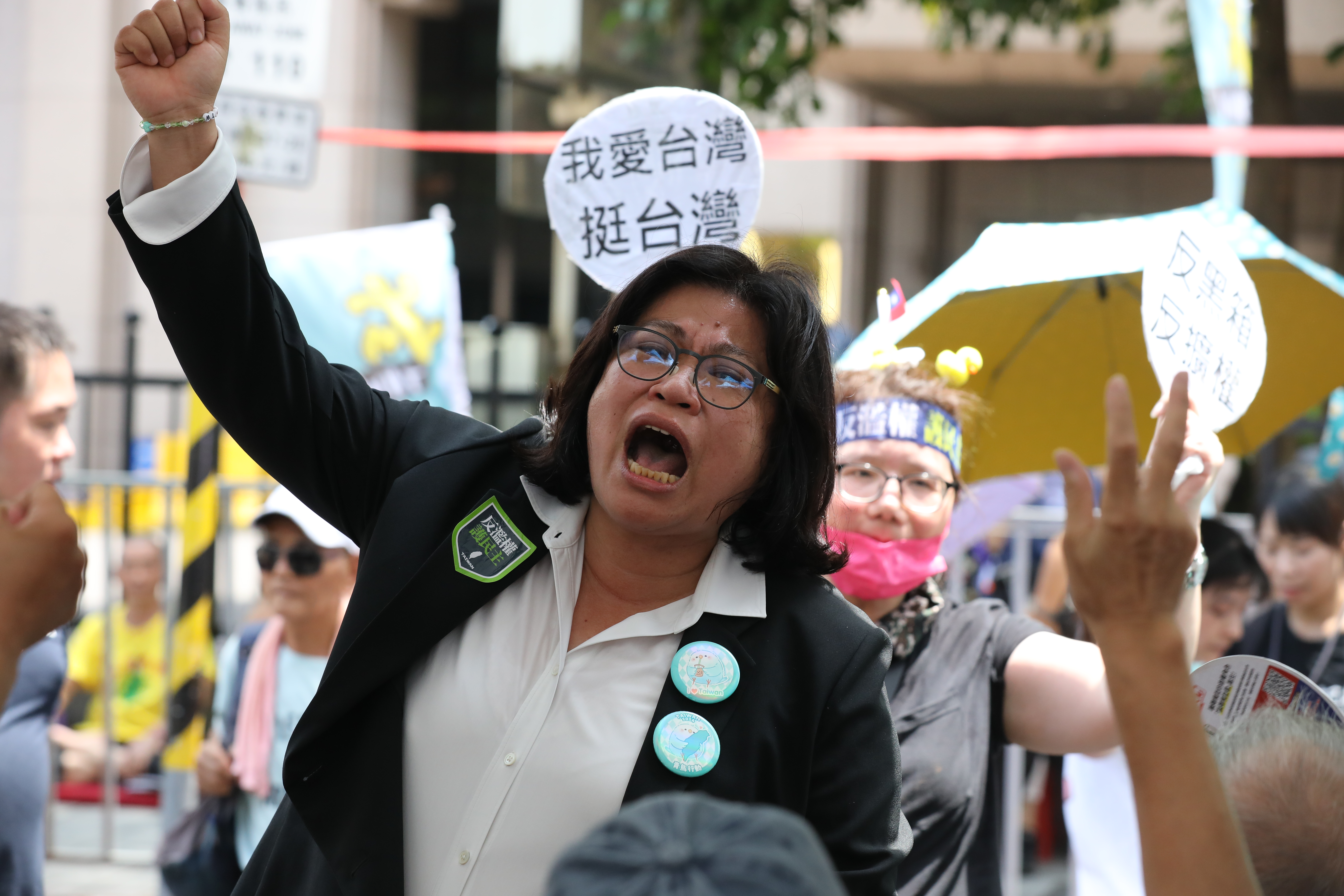 政院提出的國會改革修法覆議案遭到否決，立院外的青鳥行動仍在進行。