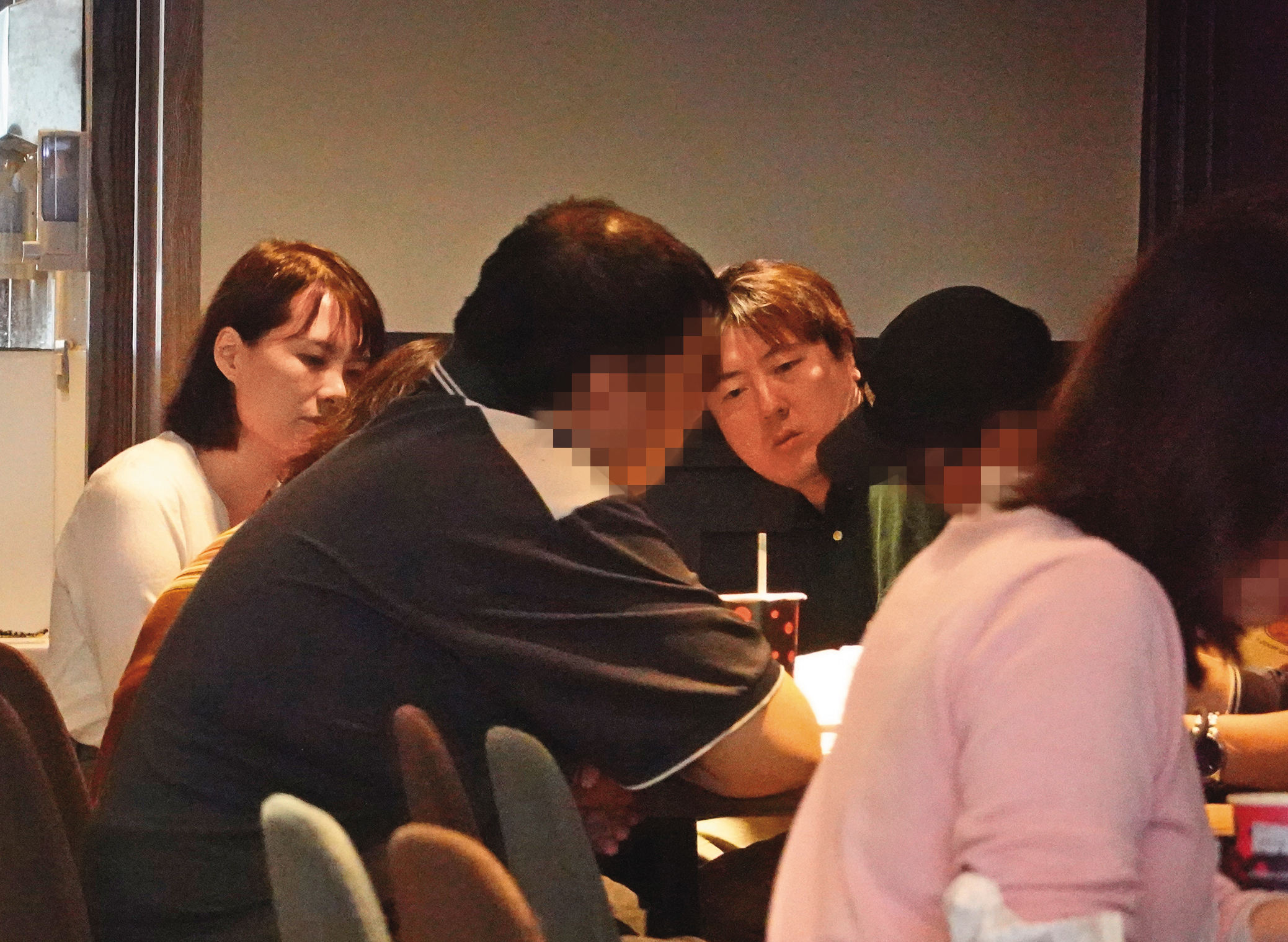 3/10 13：09 蘇打綠成員馨儀（左一）和單為明（左三）約在咖啡店，簽下離婚協議書。