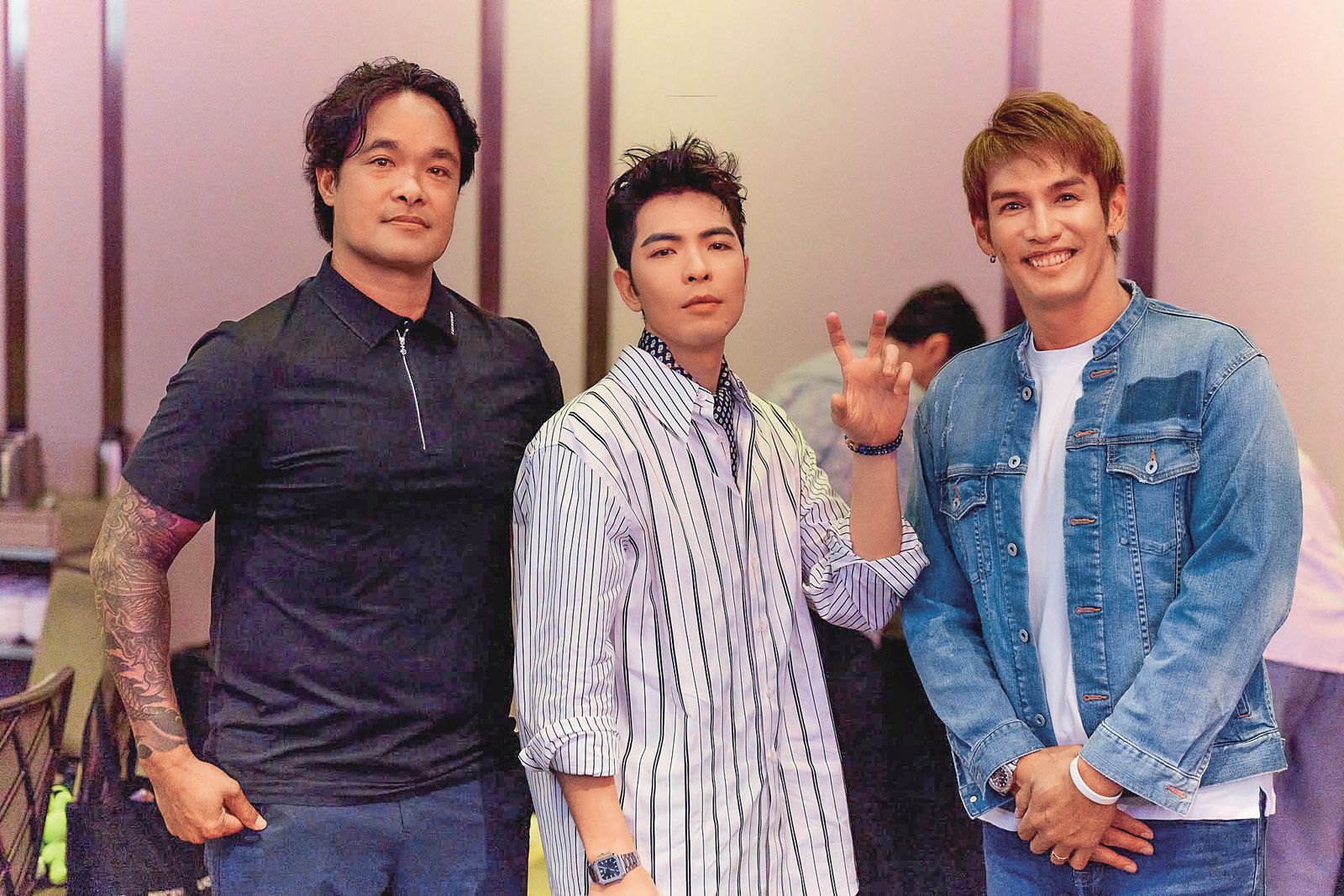陽岱鋼（右）出席好友蕭敬騰（中）的活動，並與職棒前輩林智勝（左）3人同框。（翻攝自喜鵲娛樂）