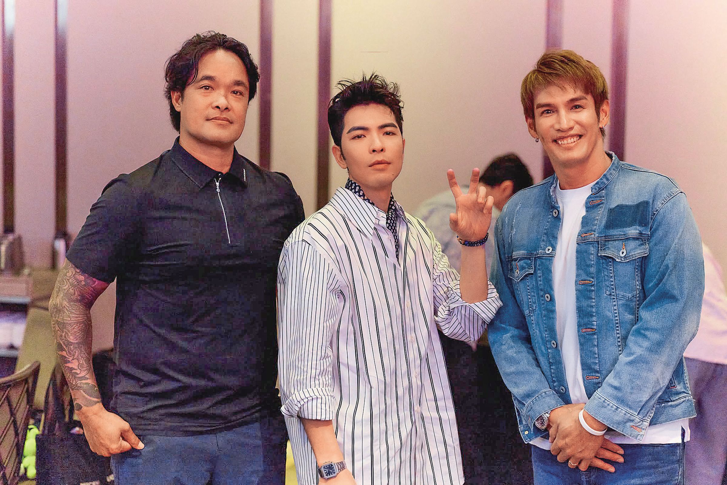 陽岱鋼(右)出席好友蕭敬騰(中)的活動,並與職棒前輩林智勝(左)3人同框。(翻攝自喜鵲娛樂)