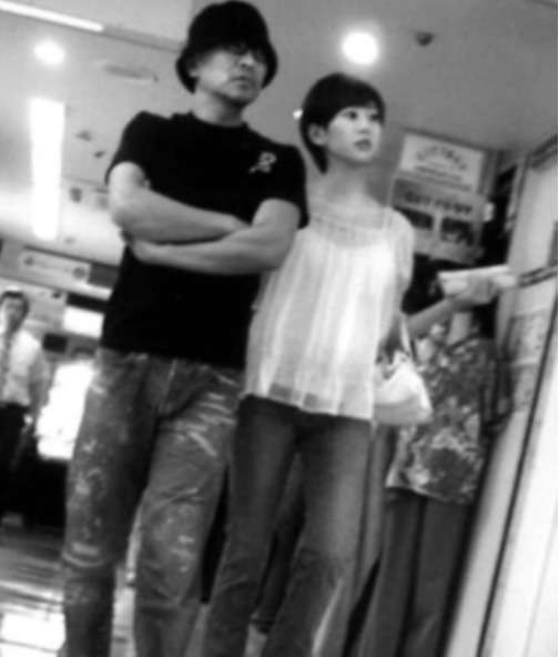 松本人志與小19歲的老婆、前氣象主播伊原凜被拍約會。（翻攝網路）