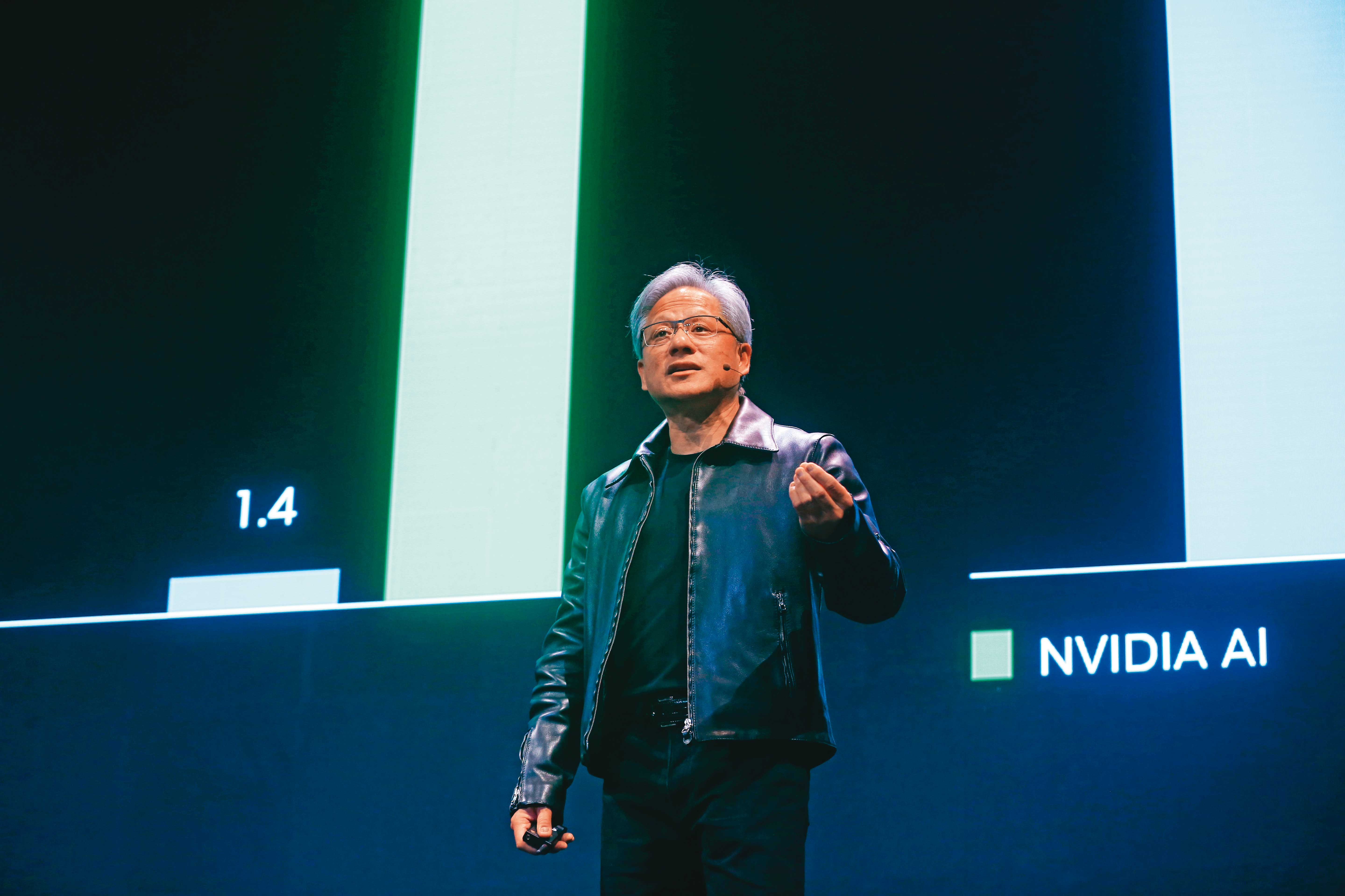 輝達再度給出超乎市場預期的財務營收，帶動股價大幅上漲。圖為輝達執行長黃仁勳。