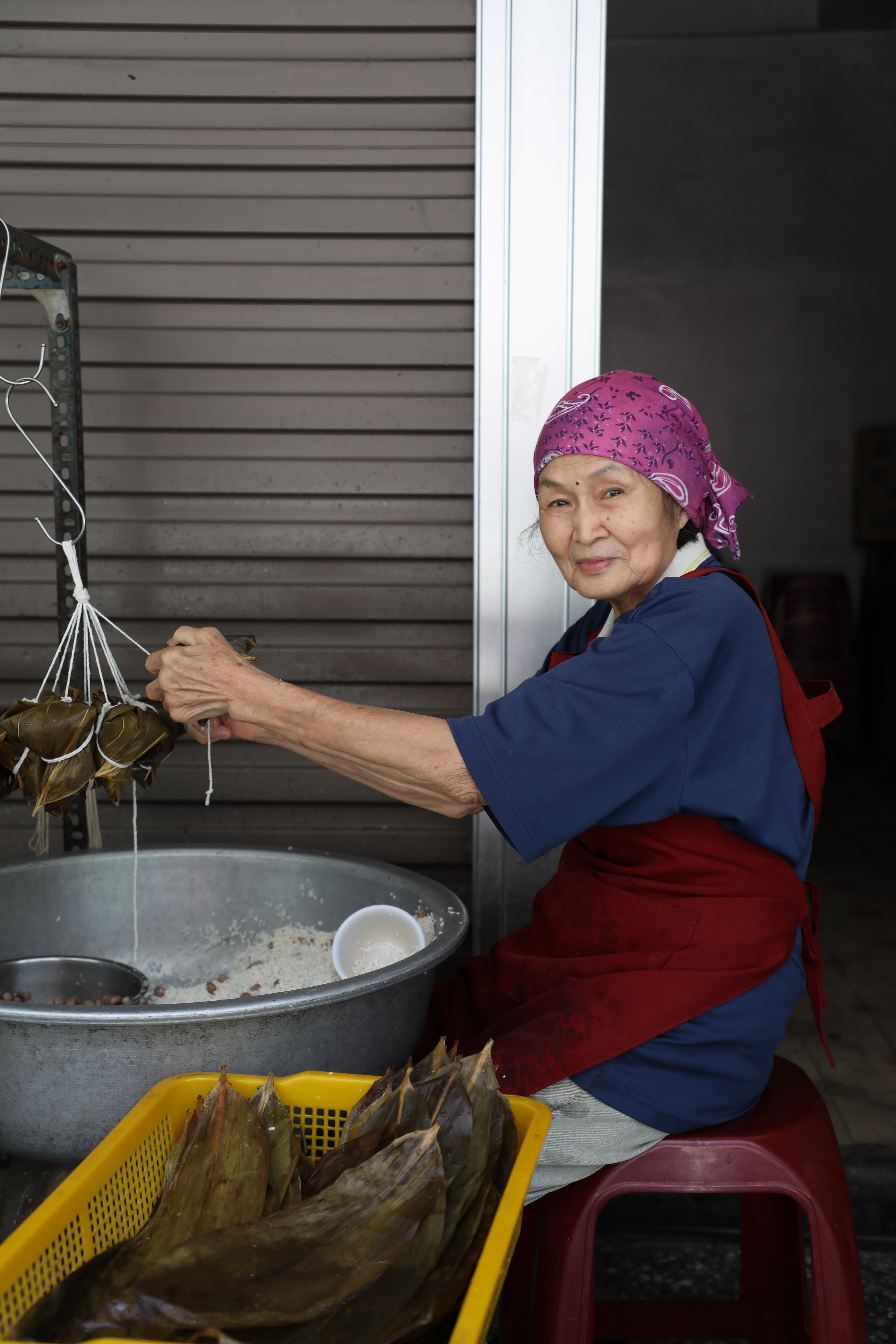 老闆「阿足姨」林富足，包粽已超過45年，堅持每日手工現包。