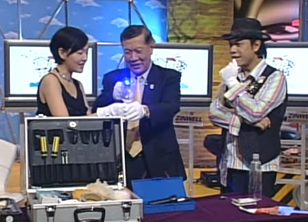 李昌鈺曾作客《康熙來了》，向小S、蔡康永介紹鑑識工具。（翻攝康熙好經典YouTube頻道）