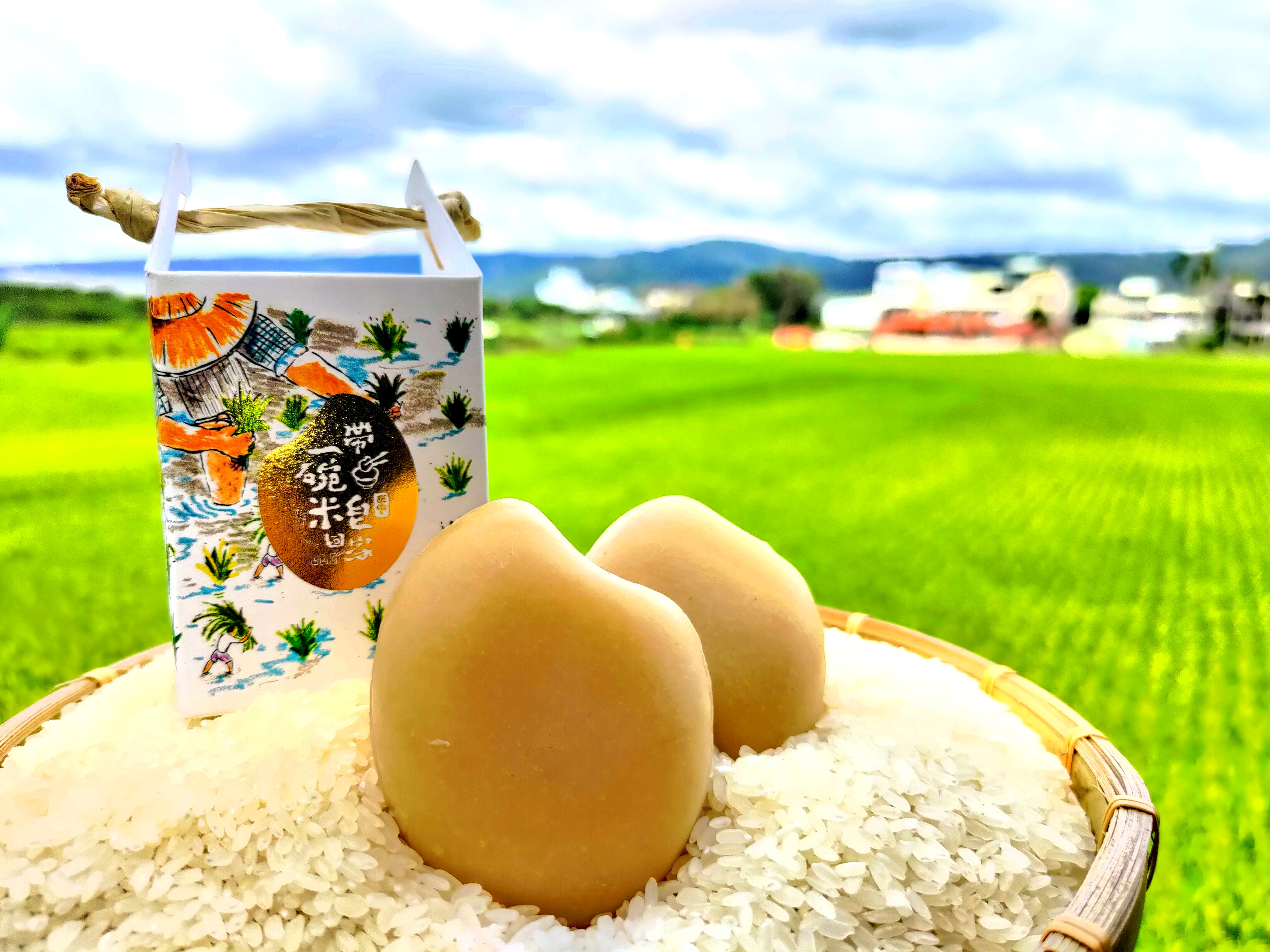 以田中正新米廠碾米過程的碎米磨細後製成SDGs永續商品「香米潔顏皂」，具清潔及去角質的功效。（圖／寶豐香皂提供）