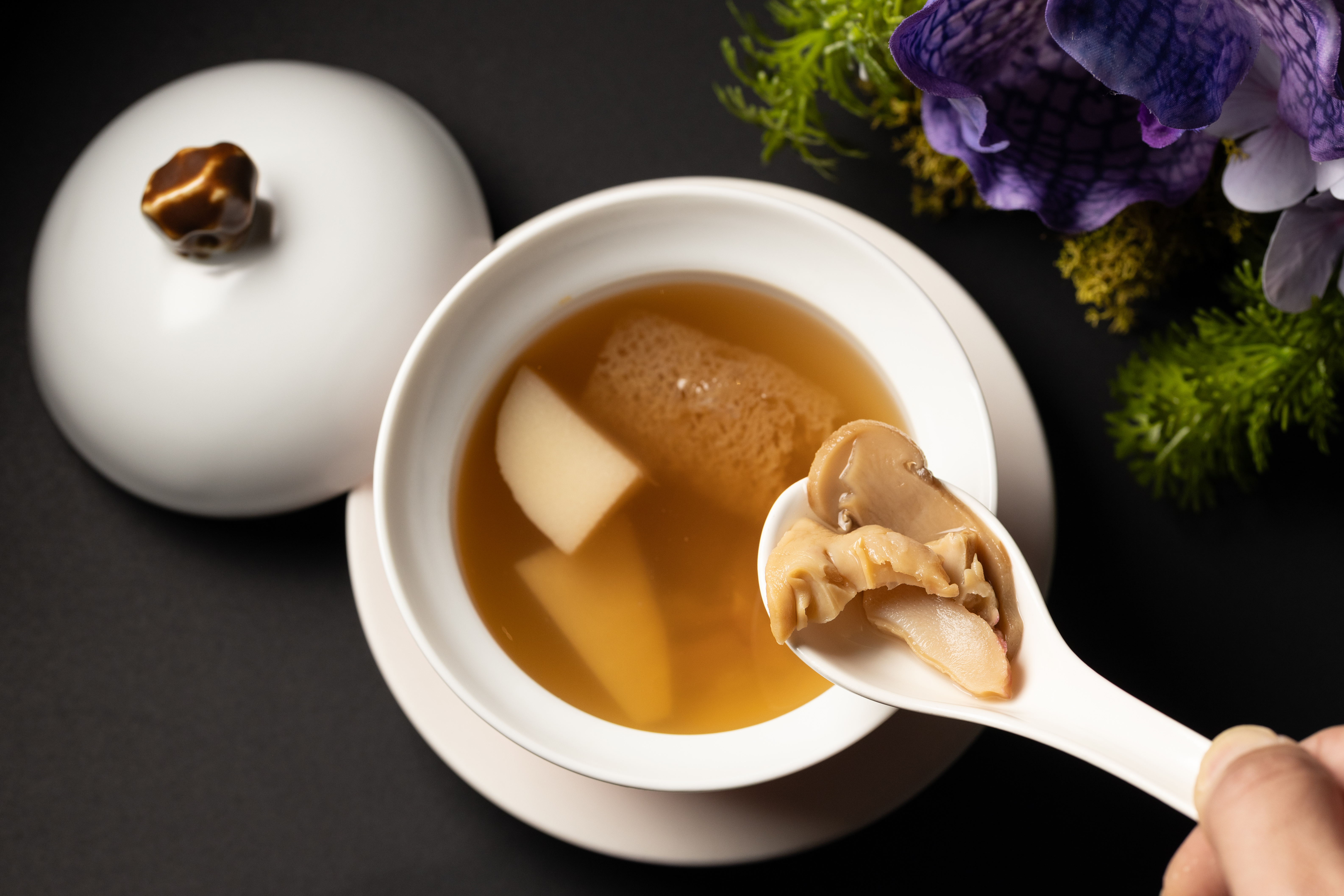 以古法繁複程序蒸製的「松茸春筍竹笙燉响螺」，湯色清澈，入口有味。（粵宴套餐菜色，3,800元／人）