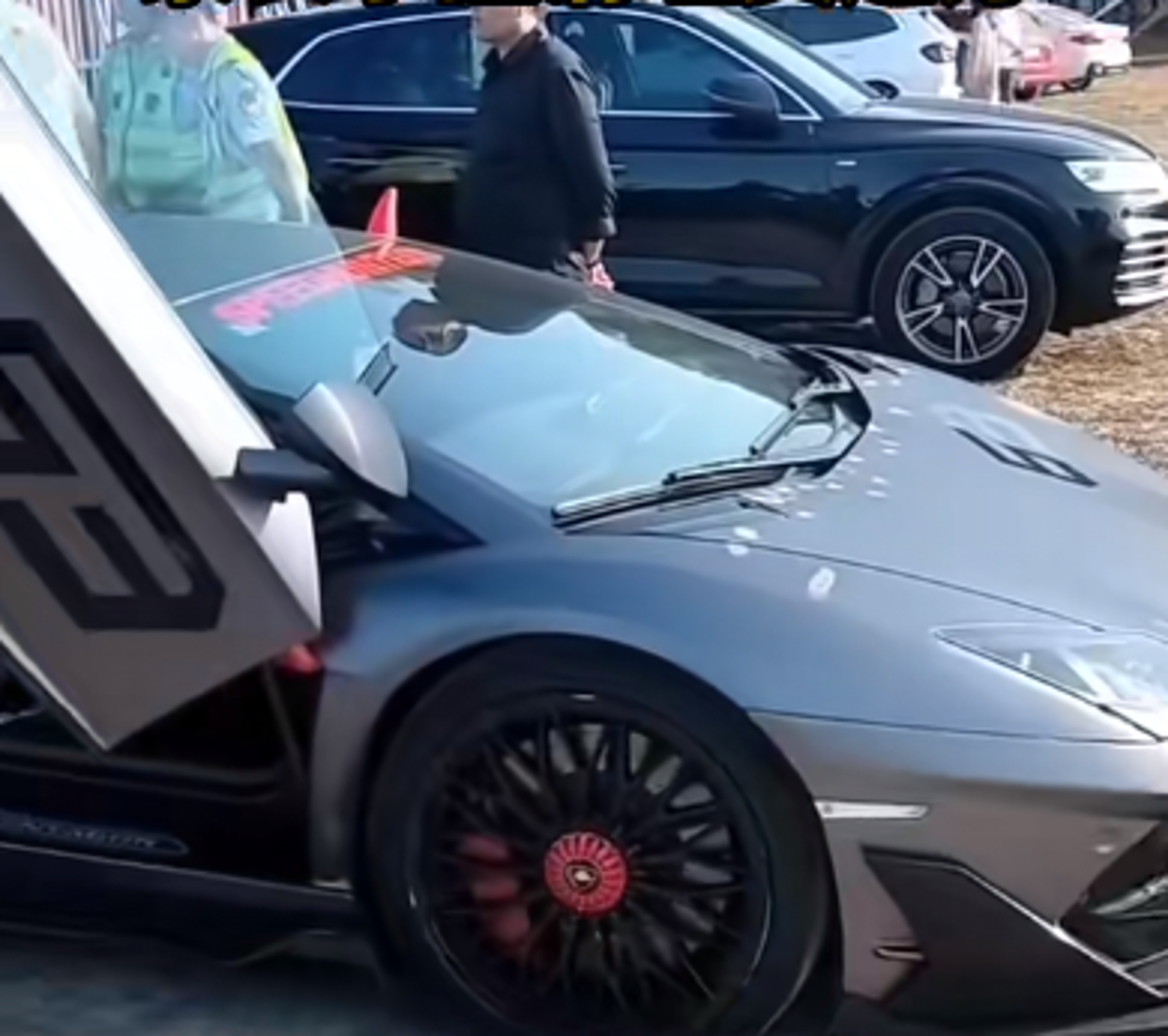 中國一名男童因貪玩，將沙子推在要價千萬的藍寶堅尼跑車上，最終父母賠了1萬多元人民幣（約新台幣4.5至5萬元）的維修費。（翻攝微博）