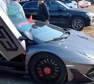 中國一名男童因貪玩，將沙子推在要價千萬的藍寶堅尼跑車上，最終父母賠了1萬多元人民幣（約新台幣4.5至5萬元）的維修費。（翻攝微博）