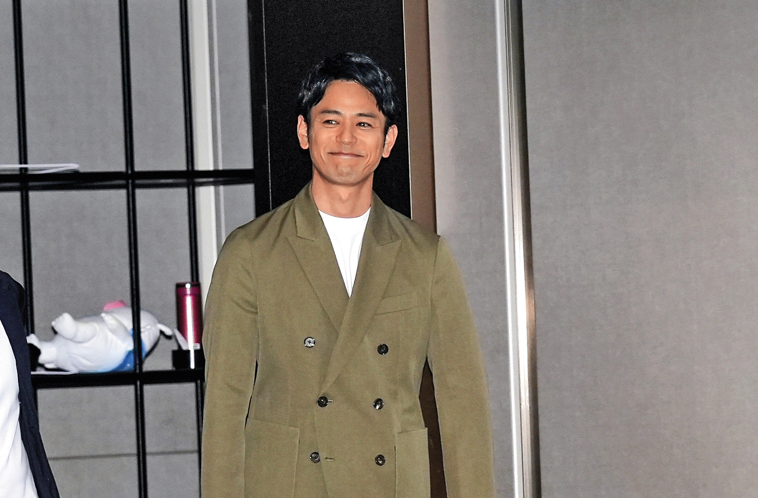 妻夫木聰這藏不住的笑意…看起來對這份工作很滿意。