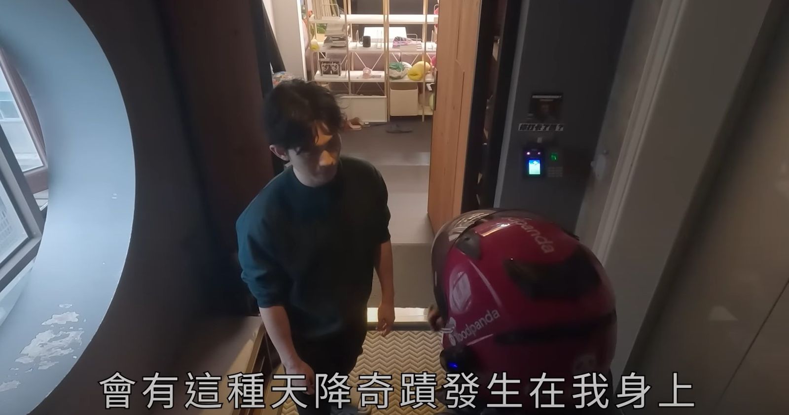 博恩曾力挺賀瓏，拉拔他還幫他加薪。（翻攝自薩泰爾娛樂YT）