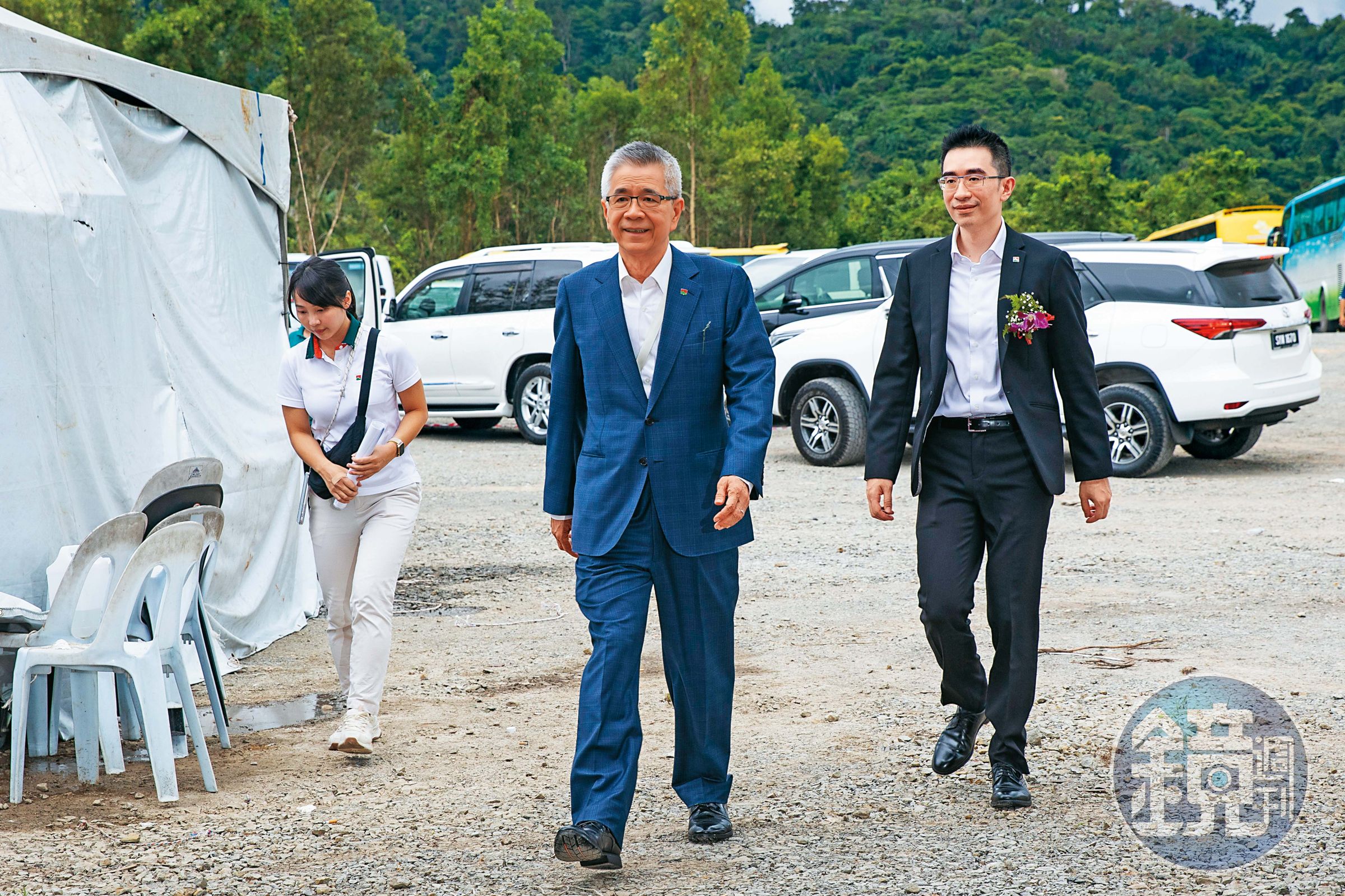 周俊吉（左）對於將一手創立的信義集團交棒給長子周耕宇（右）相當放心。