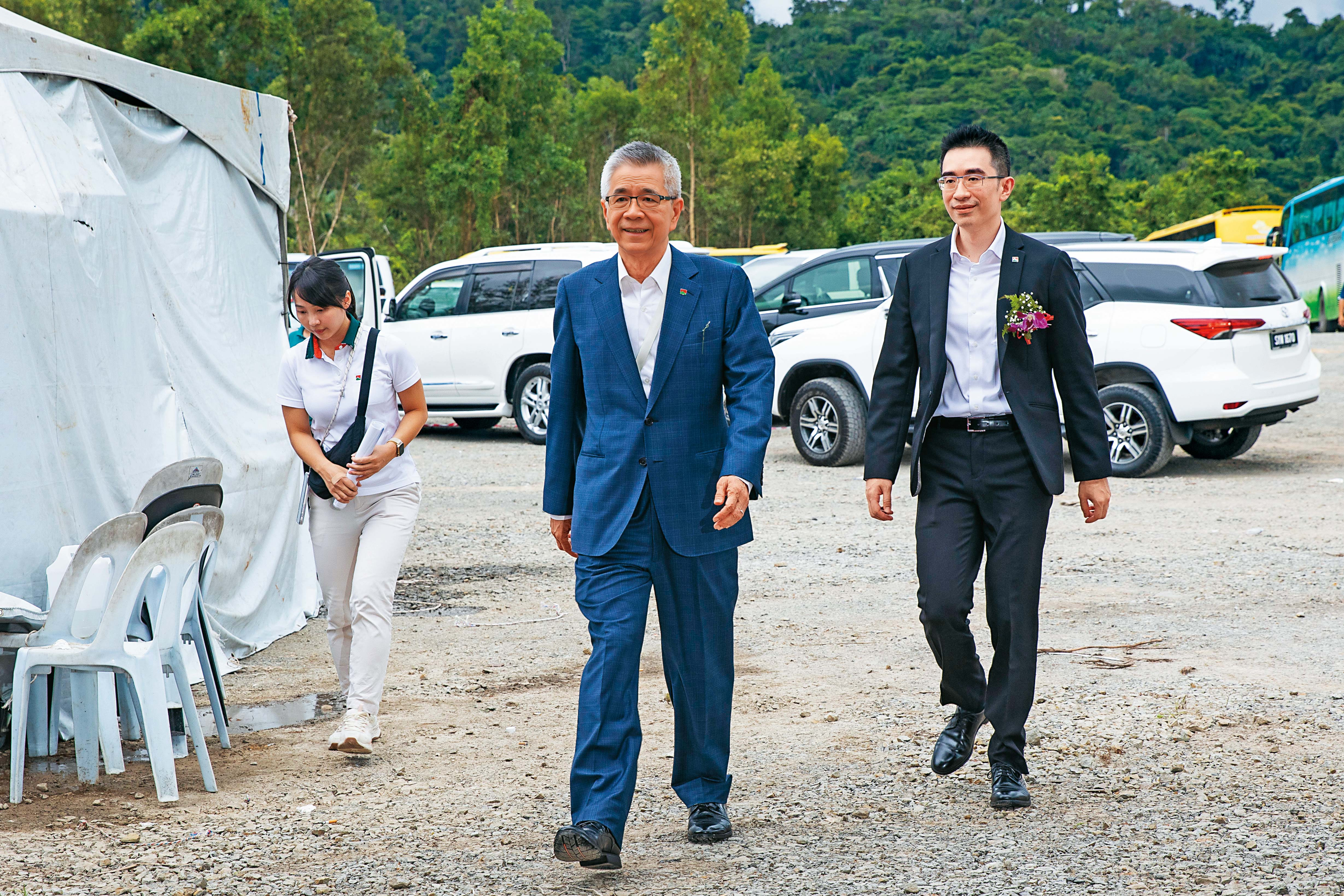 周俊吉（左）對於將一手創立的信義集團交棒給長子周耕宇（右）相當放心。