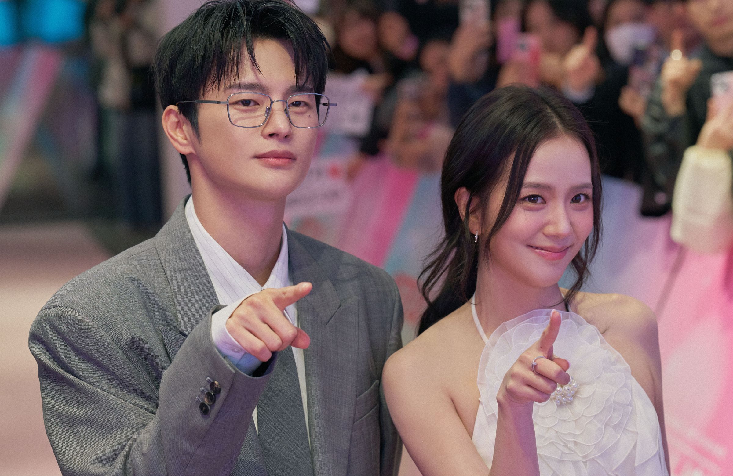 Jisoo與徐仁國演出《訂閱男友》帶領觀眾進入無限想像空間。(Netflix提供)