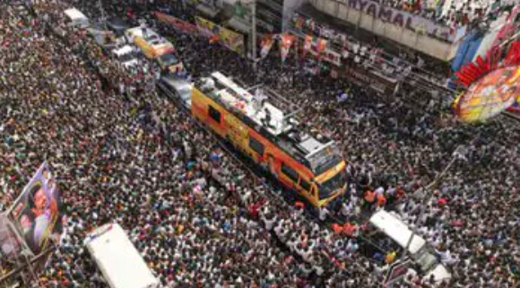 印度爆踩踏事件。（翻攝自X@DrYadav5197）