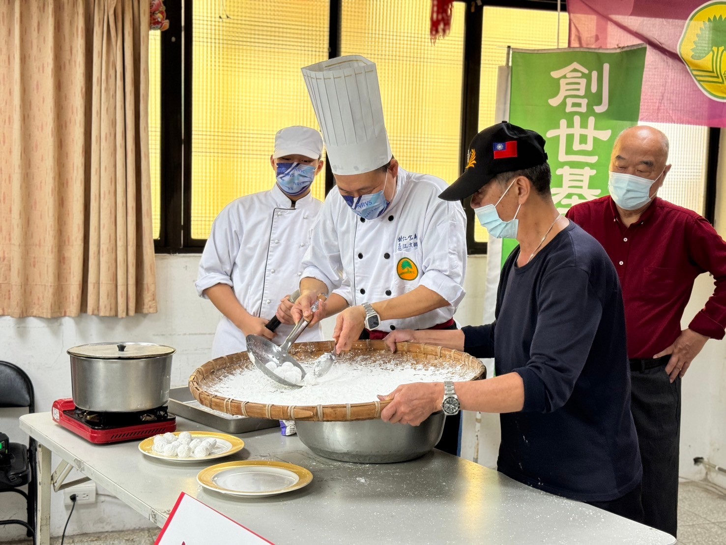 能仁家商拜訪創世新店植物人安養院，一同製作、享用元宵。（創世基金會提供）