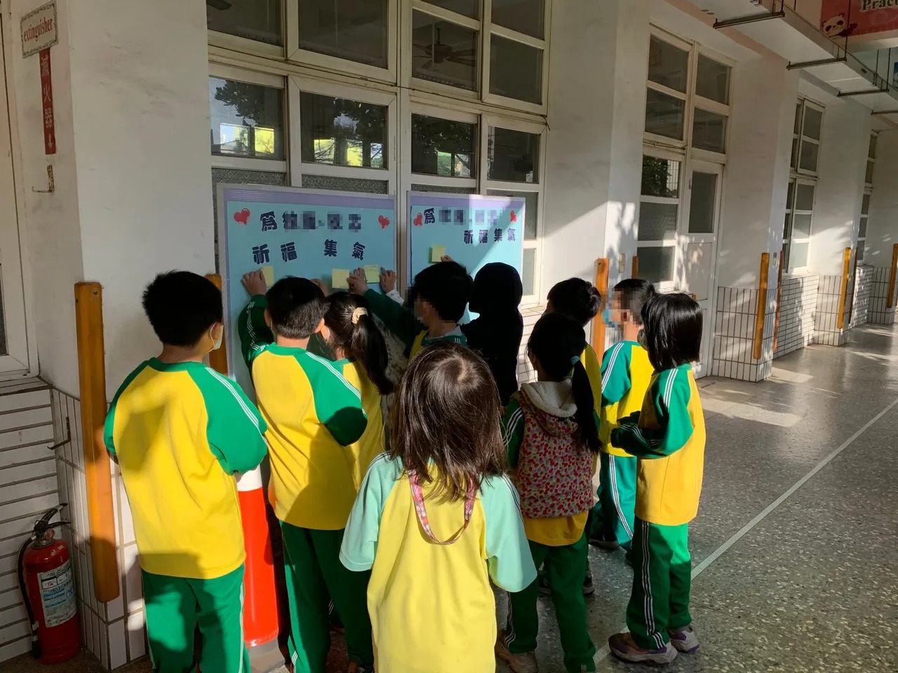 同校同學們為發生意外的3姊弟寫小卡片祈福。（校方提供）