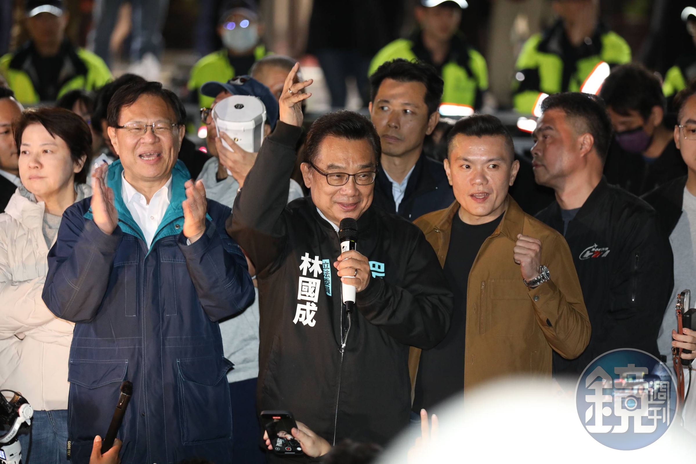 民眾黨立委林國成(中)等民眾黨其他立委及議員也紛紛在現場發言。