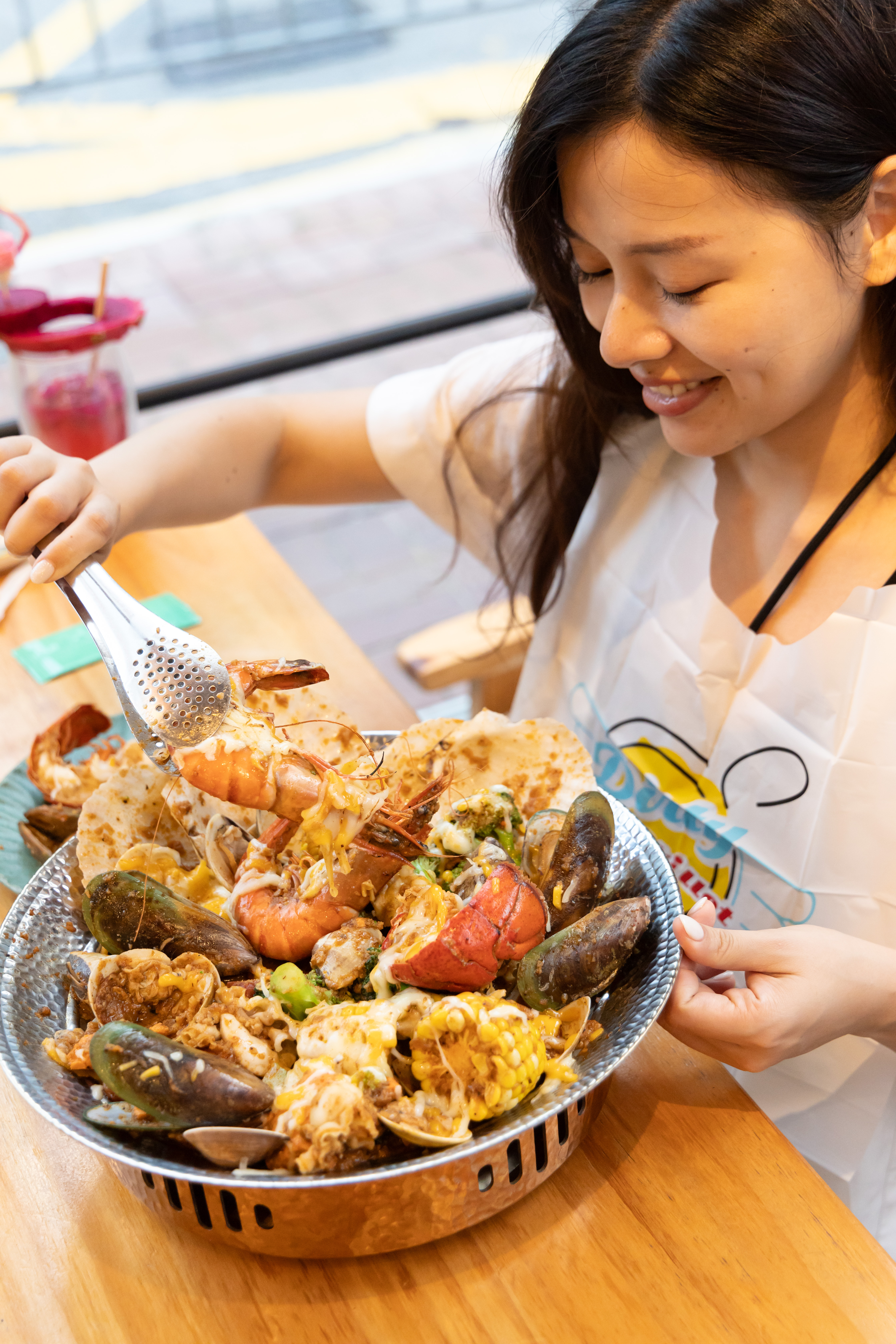 隨餐附上手套，手抓海鮮最過癮。