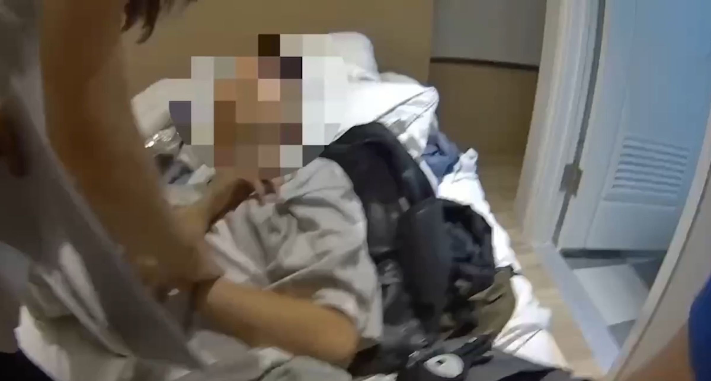陳姓車手藏身旅館，日前警方上門將還在睡夢中的陳男拘提到案。（翻攝畫面）