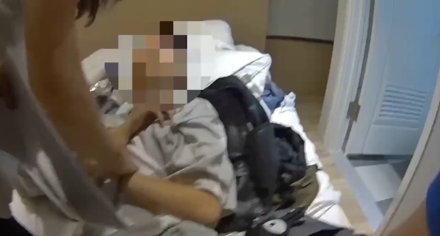 陳姓車手藏身旅館，日前警方上門將還在睡夢中的陳男拘提到案。（翻攝畫面）
