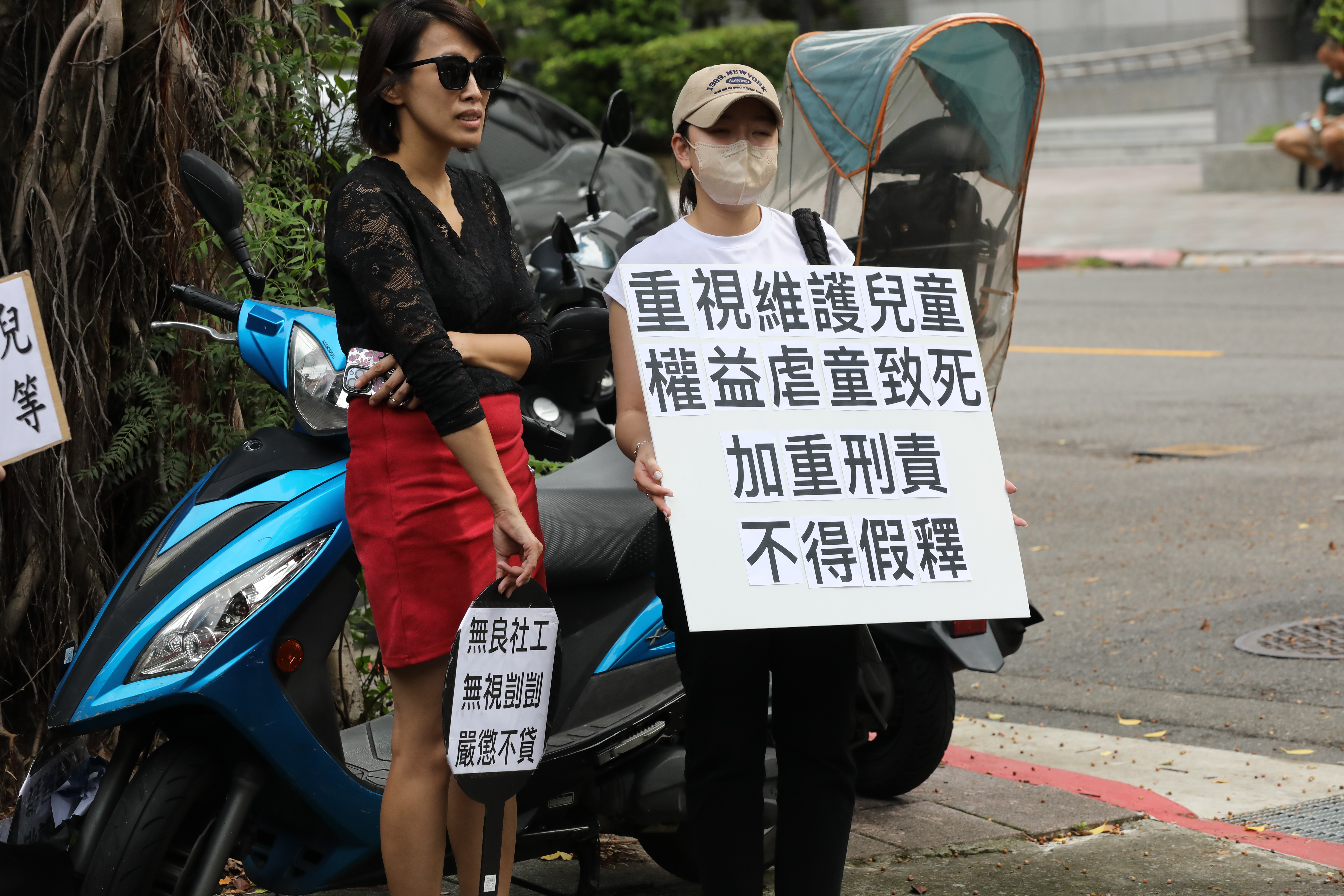 民眾在法院外頭舉牌傳遞訴求,判司法能還給剴剴公道。