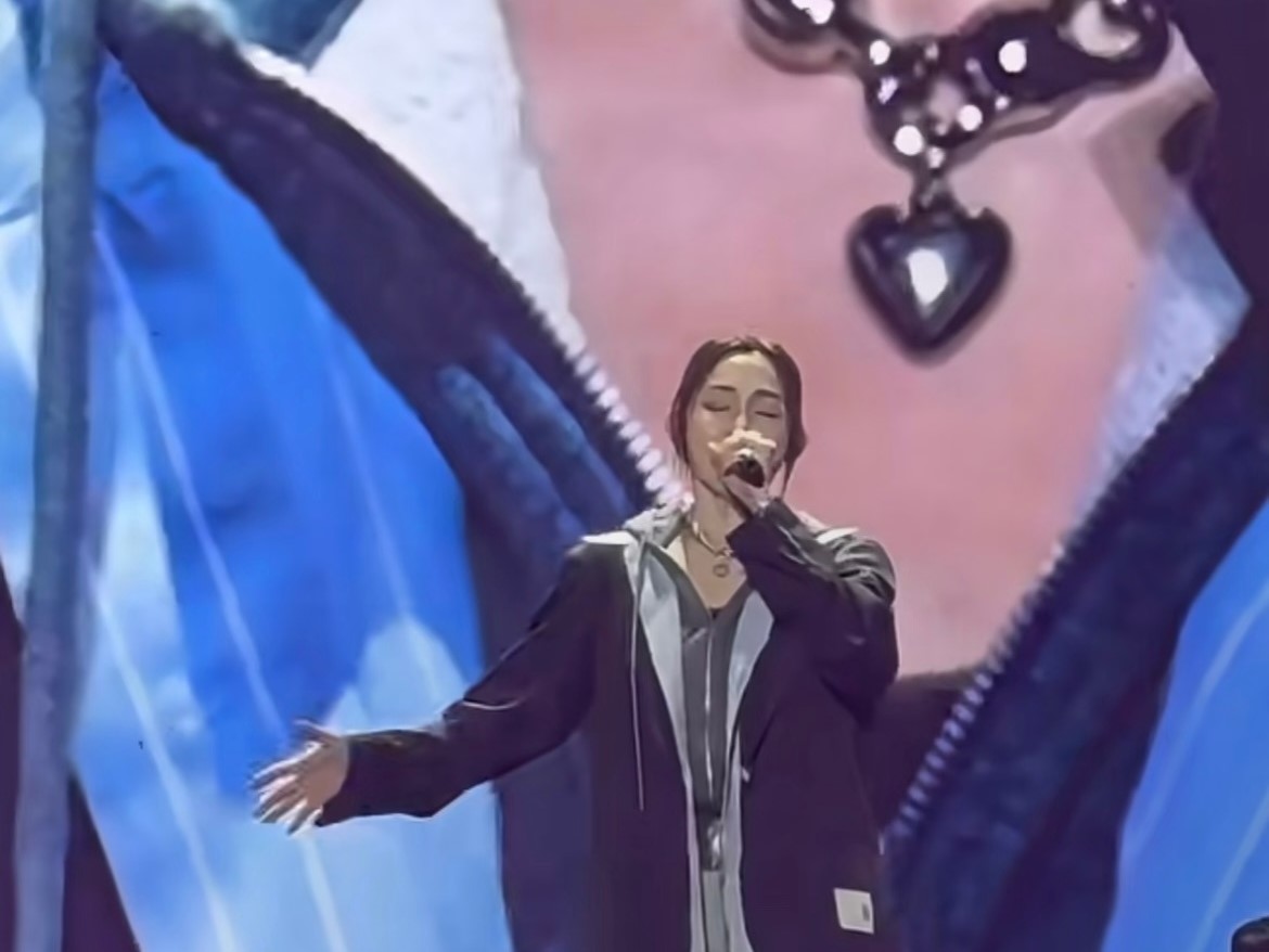 范瑋琪配戴心型項鍊演唱《可不可以不勇敢》。（翻攝自微博）