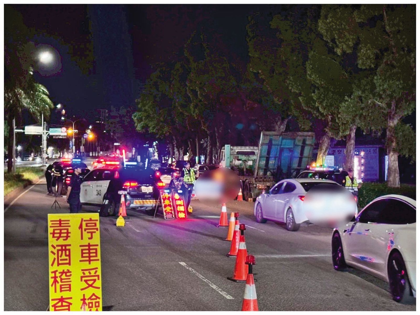 全國警察單位為了查緝毒駕，投入大量人力設崗攔查。（翻攝畫面）
