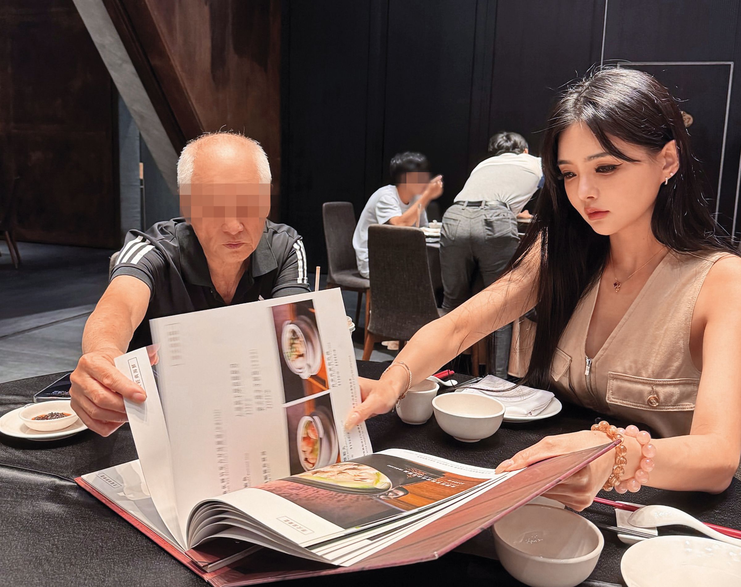 黃廉盈(右)和夏天倫鬧離婚時,父親(左)也曾出面調解。(翻攝自黃廉盈IG)