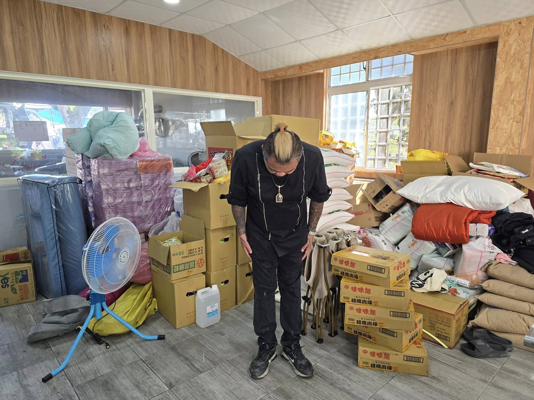 義煮團召集人、負責人賴彥汶昨天po文，譴責花蓮縣政府阻擋運送車跟物資運送車，今天宣布「義煮團服務至今天晚餐為止」。（翻攝自賴彥汶臉書）