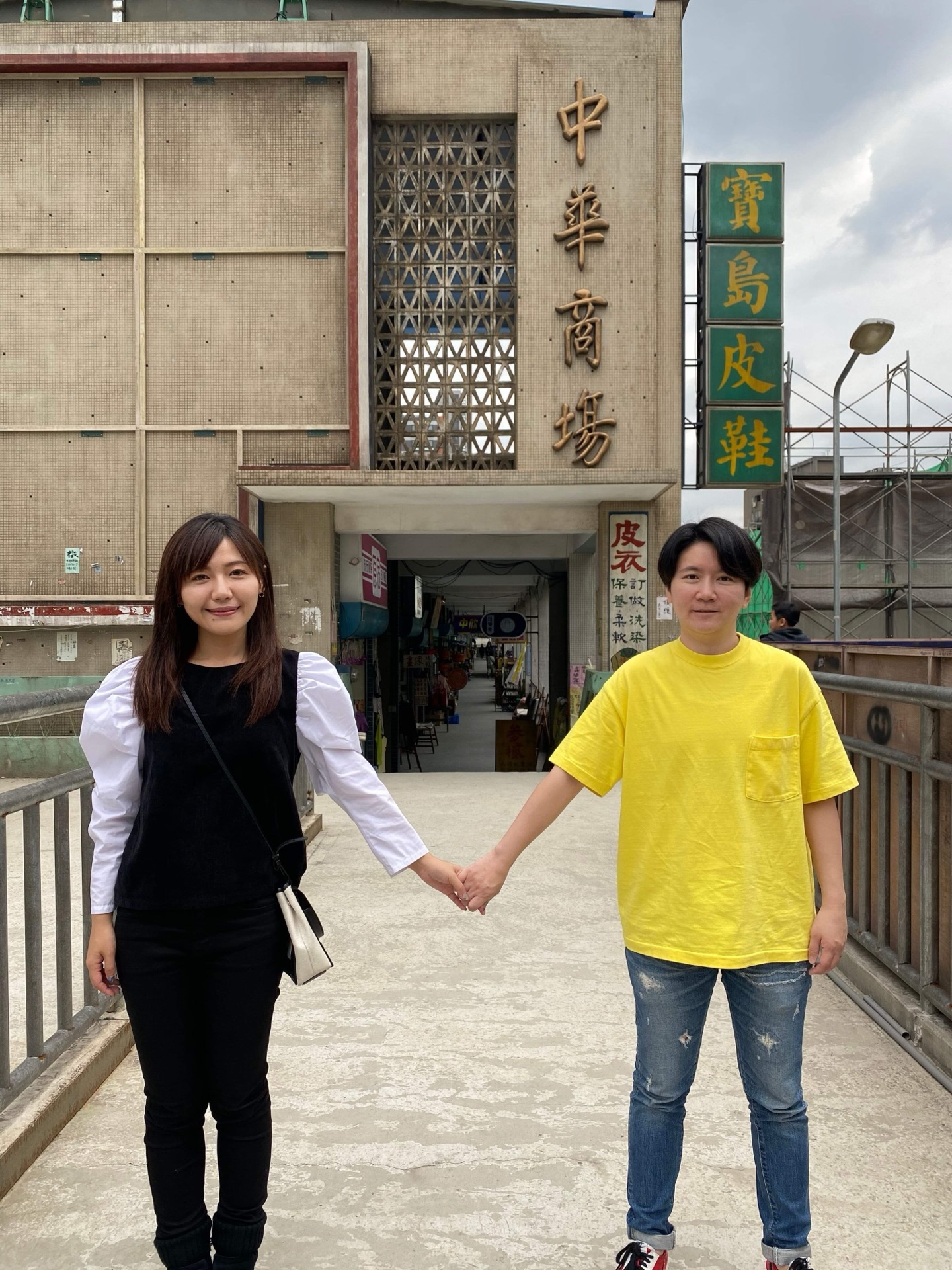 吳沛憶公布與許家蓓的牽手照，感性寫下「這一生能遇見互相扶持的伴侶，我很幸運。謝謝妳」。（翻攝自吳沛憶Threads）