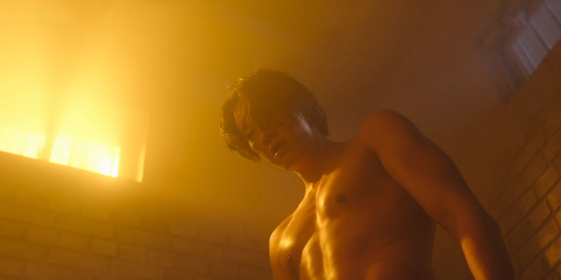 金英光在《惡人傳記》展現壯碩肉體。(愛奇藝國際站提供)