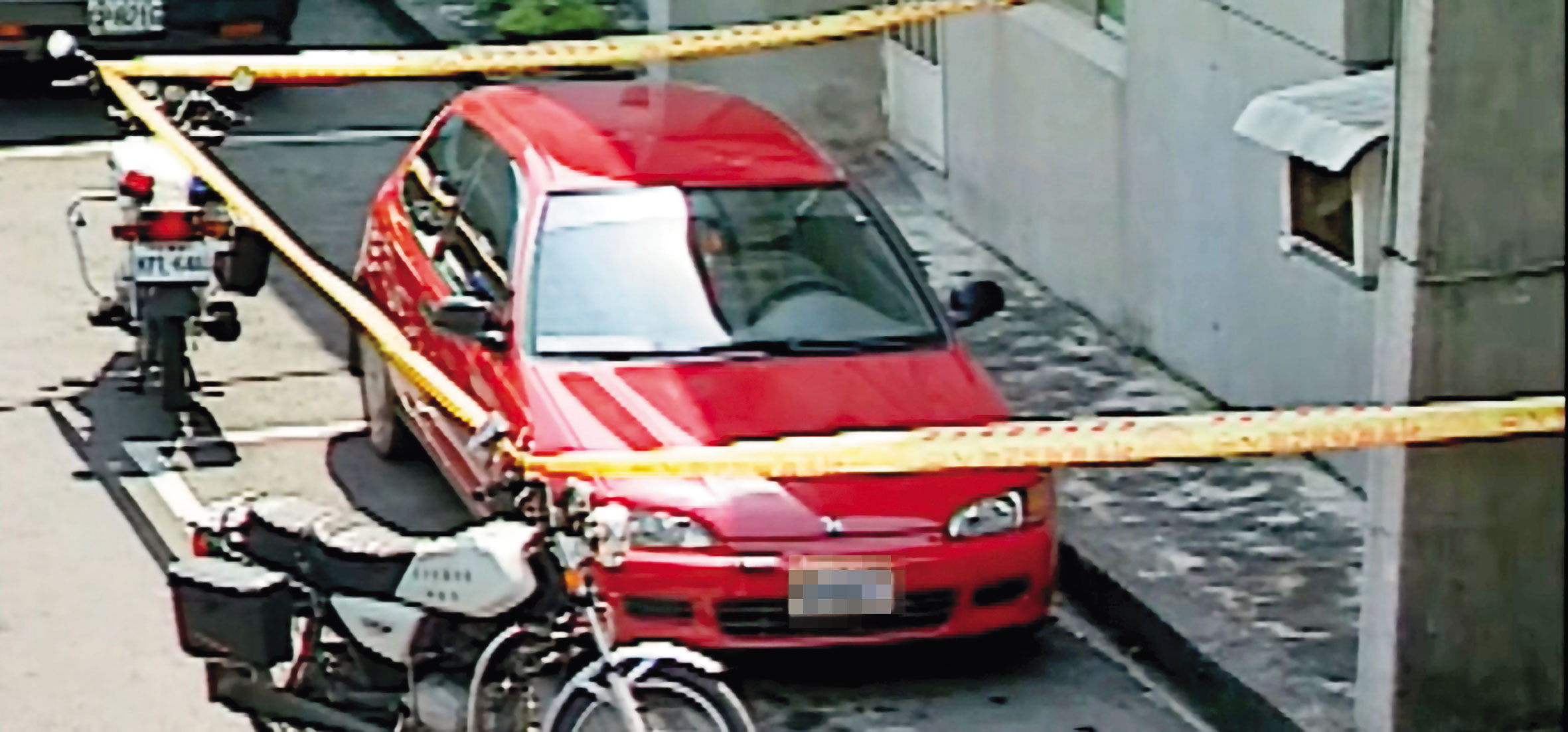 張增標將男童套上帆布袋、露出頭，塞進紅色轎車（圖）的後行李廂。（翻攝東森新聞）