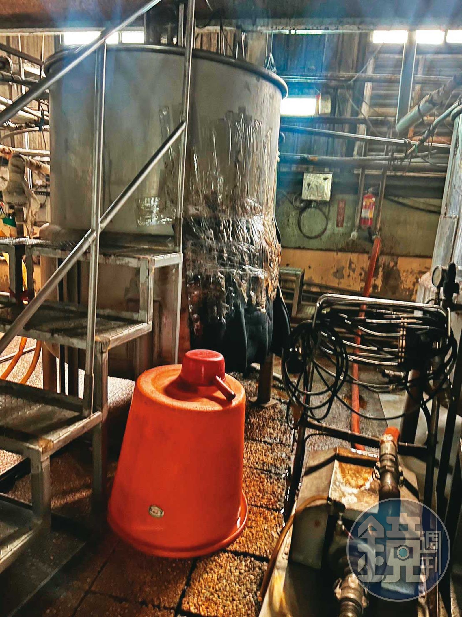 東成醬油工廠成立數十年未更新設備，廠區老舊雜亂。（圖／鏡週刊提供）