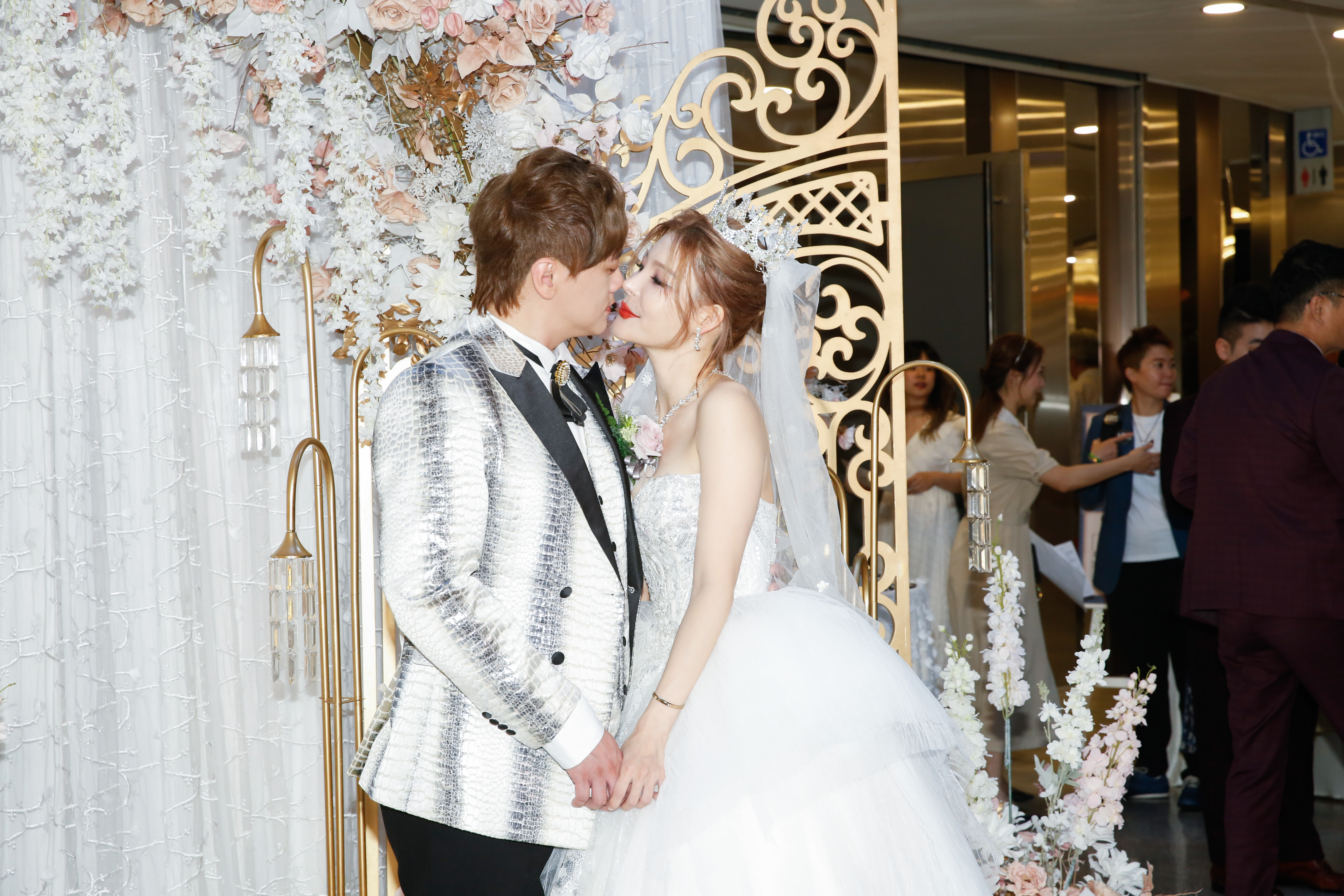 孟慶而與音樂製作人蔡仲軒 Eddie舉辦婚宴，洪榮宏出席兼獻唱。