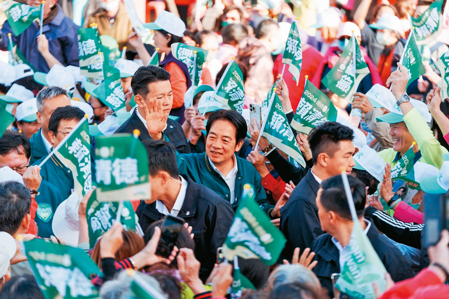 藍白分手後,柯營定調回防綠營、主攻賴清德,以形塑自己是在野最強共主。(賴清德團隊提供)