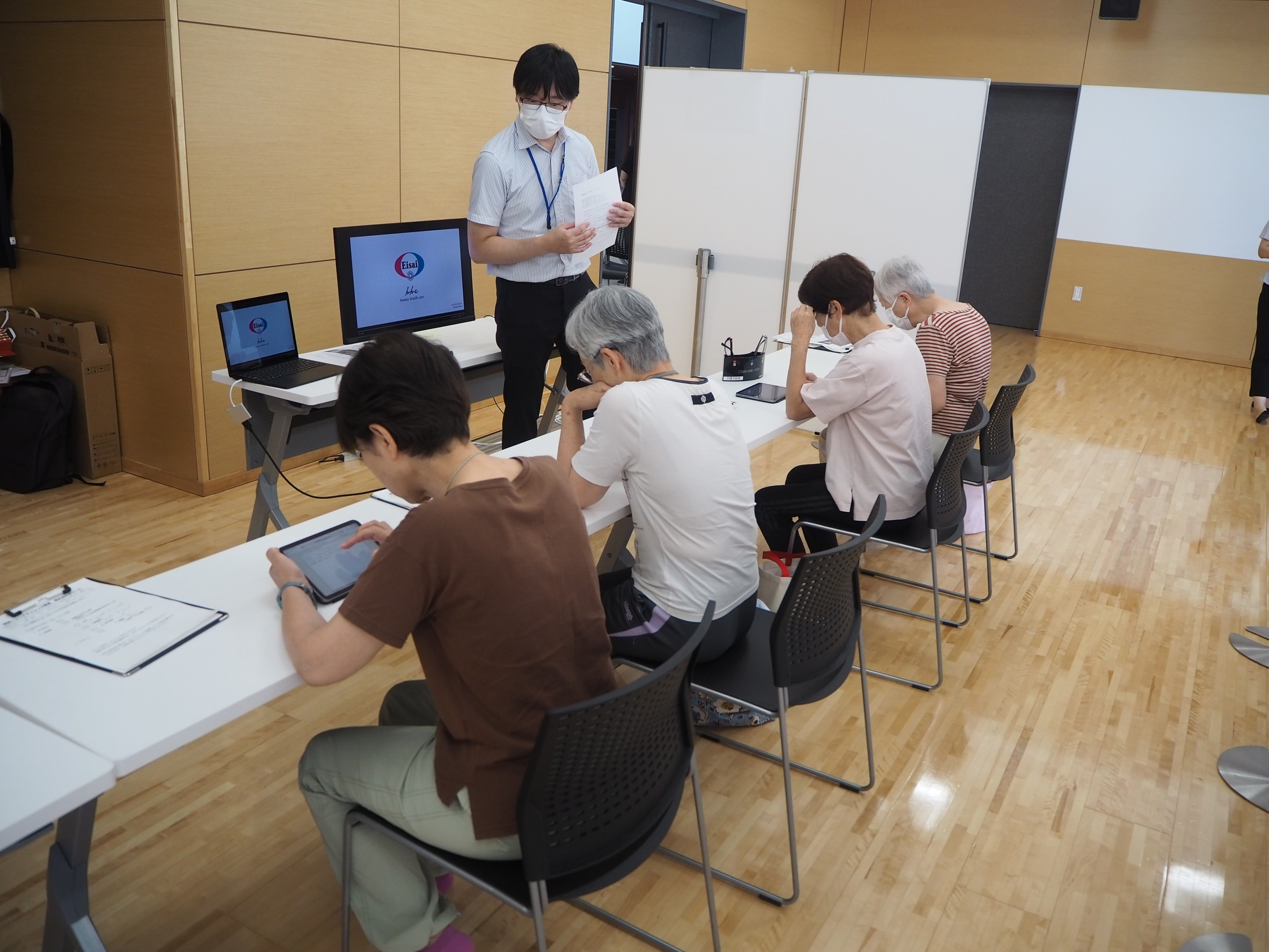 菊陽町健康長壽計畫參與者以數位平板進行認知檢測。（關渡醫院提供）