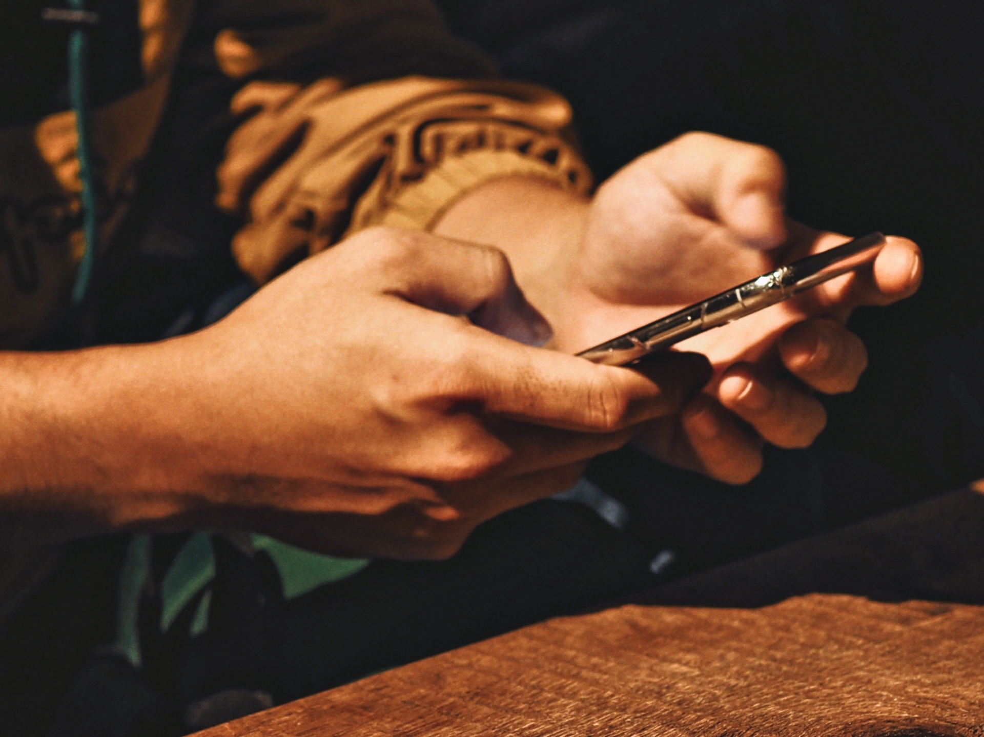 中國一名黃姓男子以視訊方式確認「表哥」的身份，沒想到是落入AI換臉陷阱。（示意圖，photo-AC）