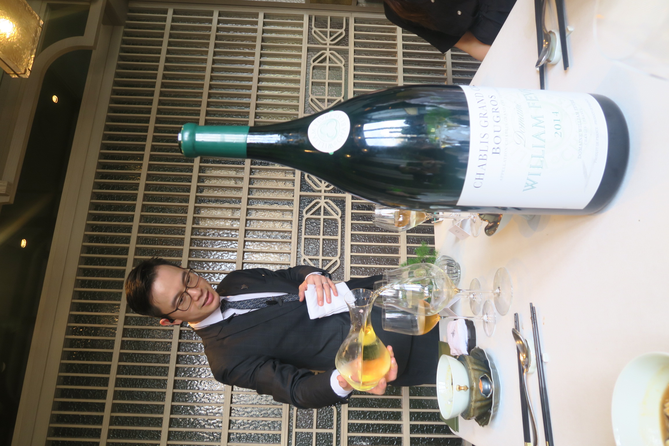 侍酒師很專業，幽默地解說每款飲品。