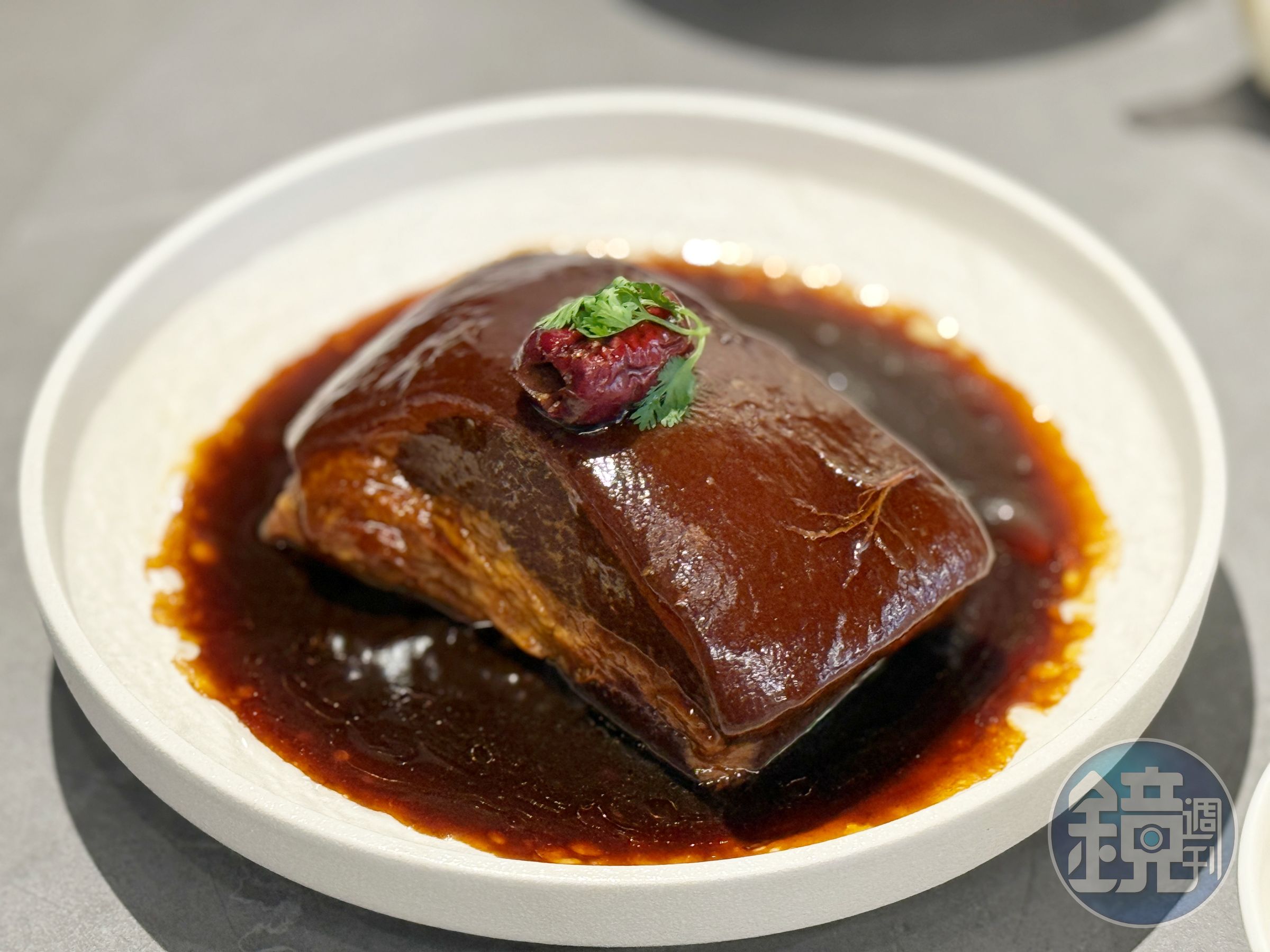 主打南部封肉口味的「蜜棗煨肉」，選用黑毛豬五花肉慢火燉煮，呈現甜鹹交融的古早滋味。（680元／份）